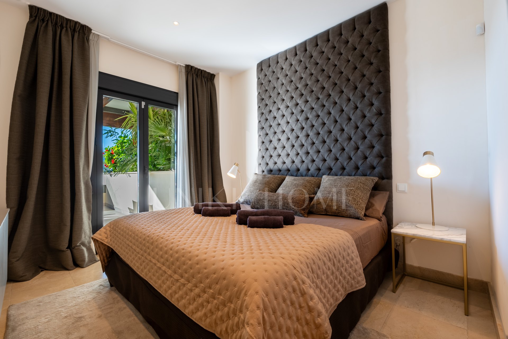 Two-bedroom apartment with panoramic golf and sea views in gated Los Flamingos, Benahavís. 37 m² terrace, 2 parking spaces, 2 storage rooms — and a proven rental track record of over €40,000 gross per year.