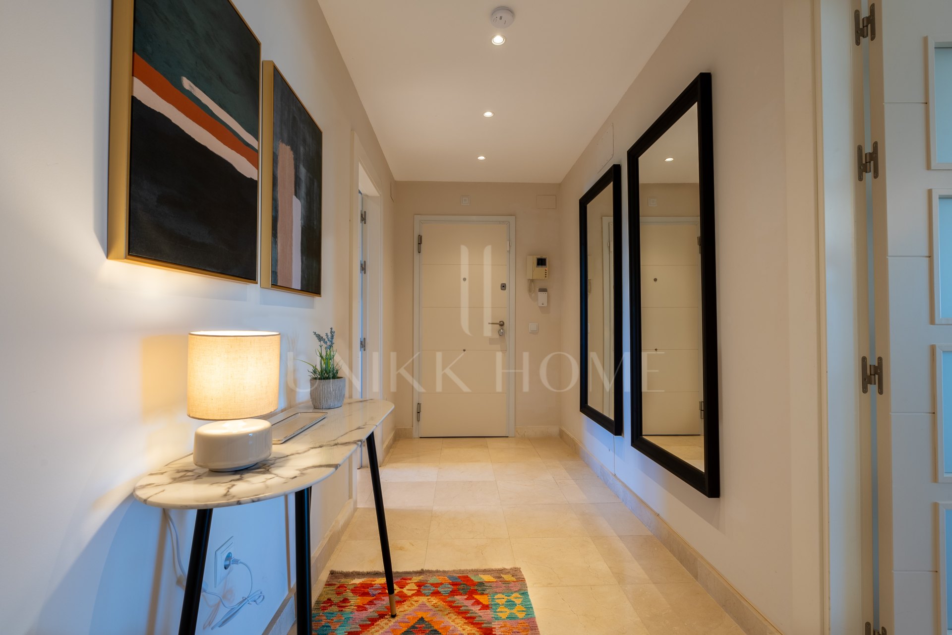 Two-bedroom apartment with panoramic golf and sea views in gated Los Flamingos, Benahavís. 37 m² terrace, 2 parking spaces, 2 storage rooms — and a proven rental track record of over €40,000 gross per year.
