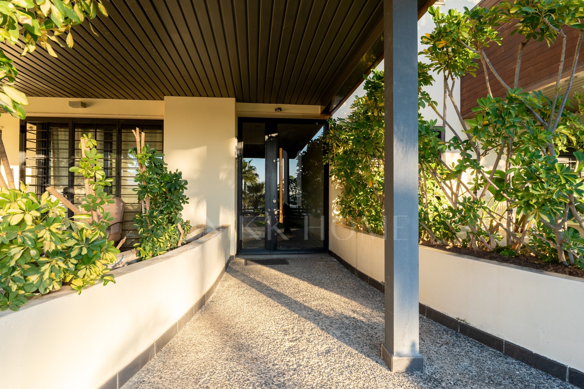 Two-bedroom apartment with panoramic golf and sea views in gated Los Flamingos, Benahavís. 37 m² terrace, 2 parking spaces, 2 storage rooms — and a proven rental track record of over €40,000 gross per year.