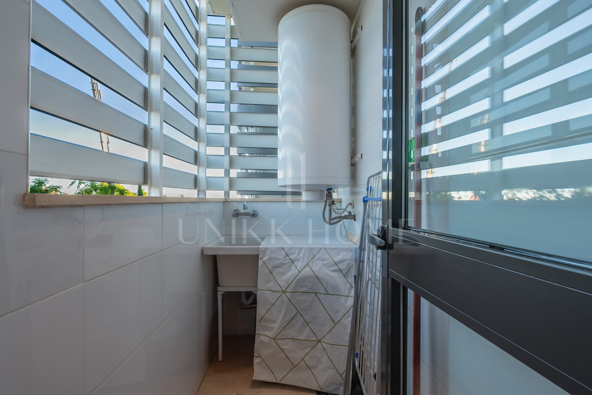 Two-bedroom apartment with panoramic golf and sea views in gated Los Flamingos, Benahavís. 37 m² terrace, 2 parking spaces, 2 storage rooms — and a proven rental track record of over €40,000 gross per year.