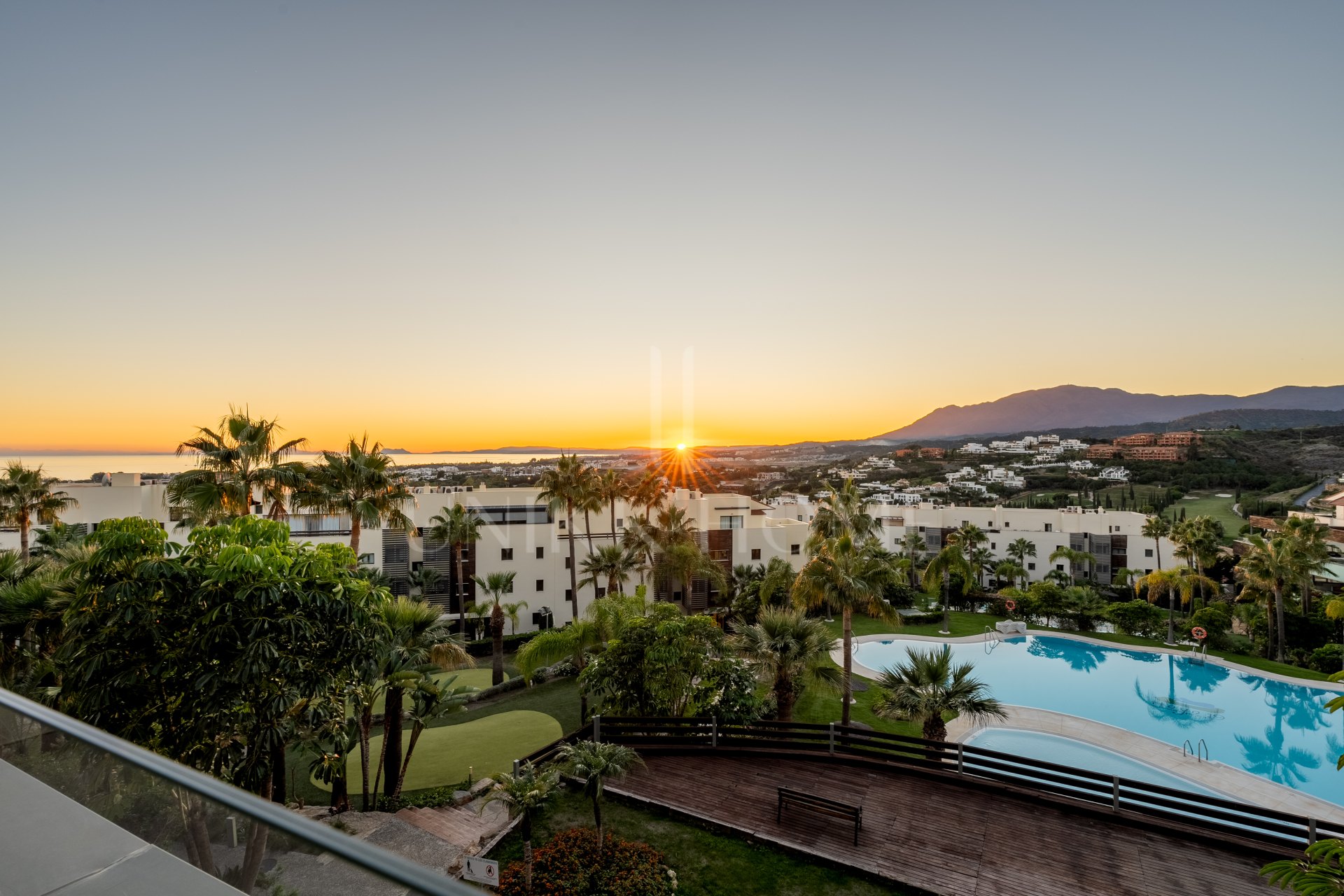 Two-bedroom apartment with panoramic golf and sea views in gated Los Flamingos, Benahavís. 37 m² terrace, 2 parking spaces, 2 storage rooms — and a proven rental track record of over €40,000 gross per year.
