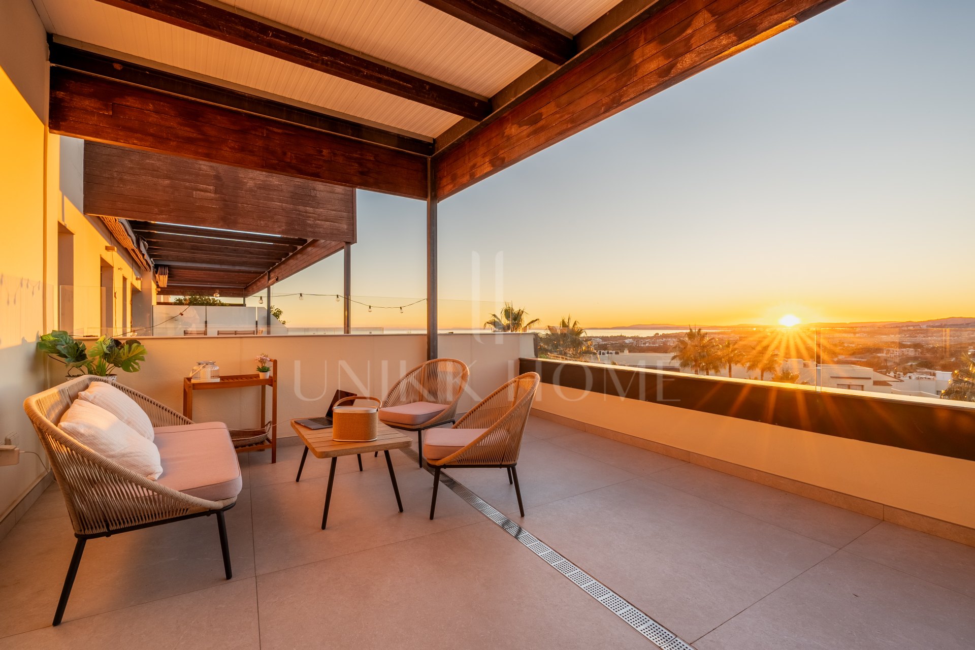 Two-bedroom apartment with panoramic golf and sea views in gated Los Flamingos, Benahavís. 37 m² terrace, 2 parking spaces, 2 storage rooms — and a proven rental track record of over €40,000 gross per year.
