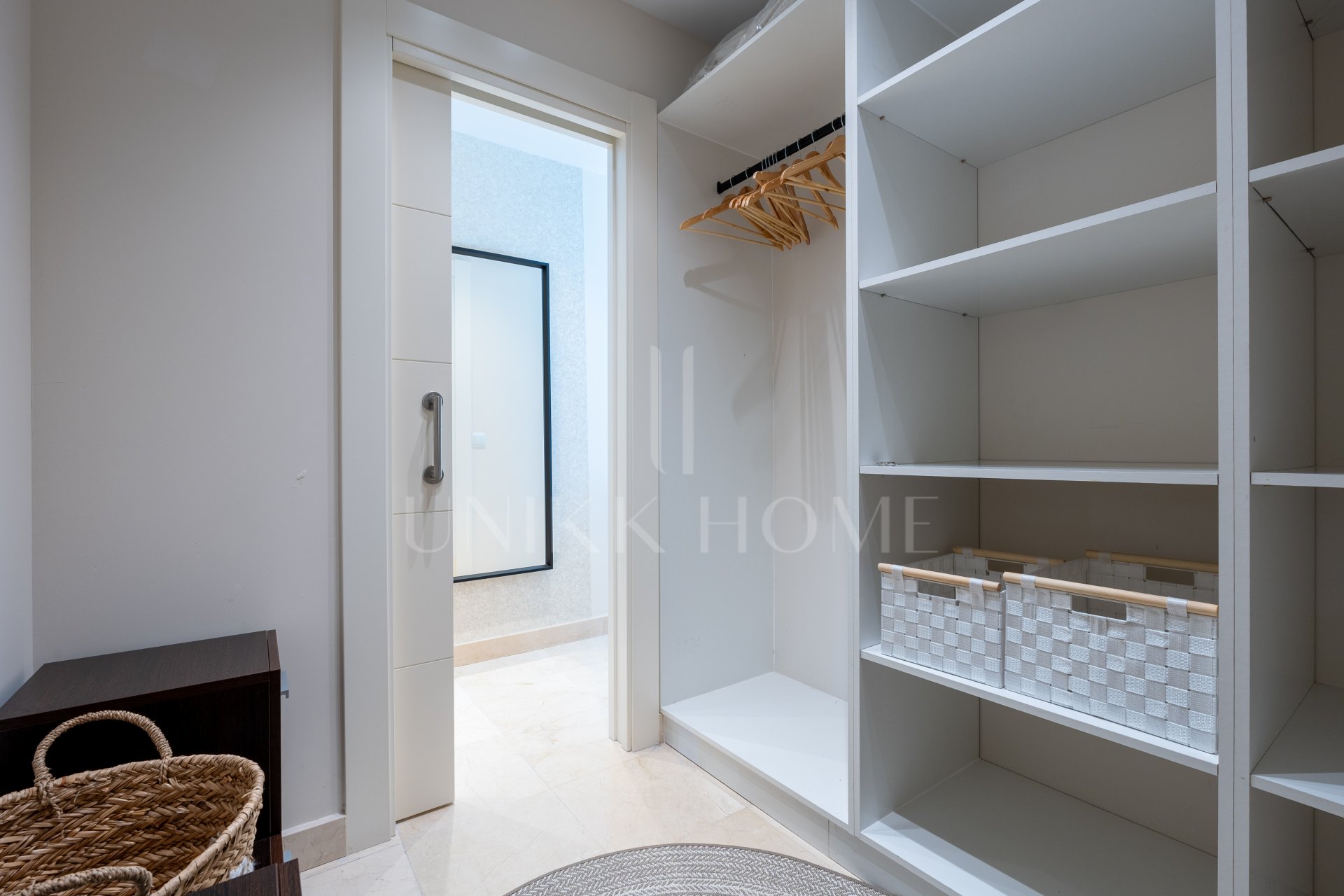Two-bedroom apartment with panoramic golf and sea views in gated Los Flamingos, Benahavís. 37 m² terrace, 2 parking spaces, 2 storage rooms — and a proven rental track record of over €40,000 gross per year.