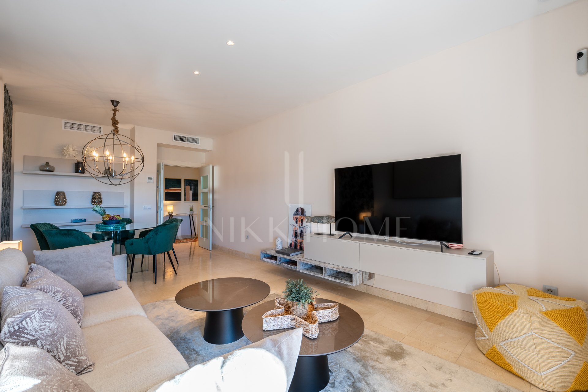 Two-bedroom apartment with panoramic golf and sea views in gated Los Flamingos, Benahavís. 37 m² terrace, 2 parking spaces, 2 storage rooms — and a proven rental track record of over €40,000 gross per year.