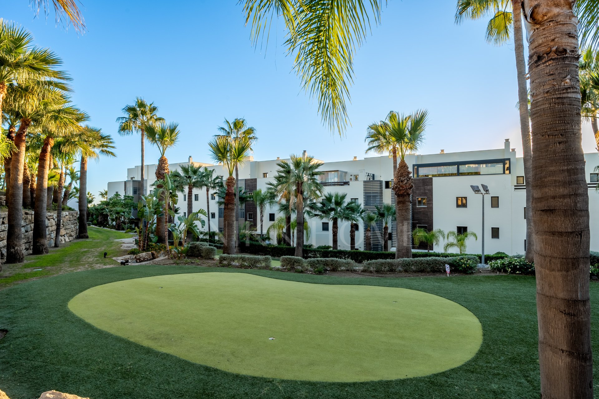 Two-bedroom apartment with panoramic golf and sea views in gated Los Flamingos, Benahavís. 37 m² terrace, 2 parking spaces, 2 storage rooms — and a proven rental track record of over €40,000 gross per year.
