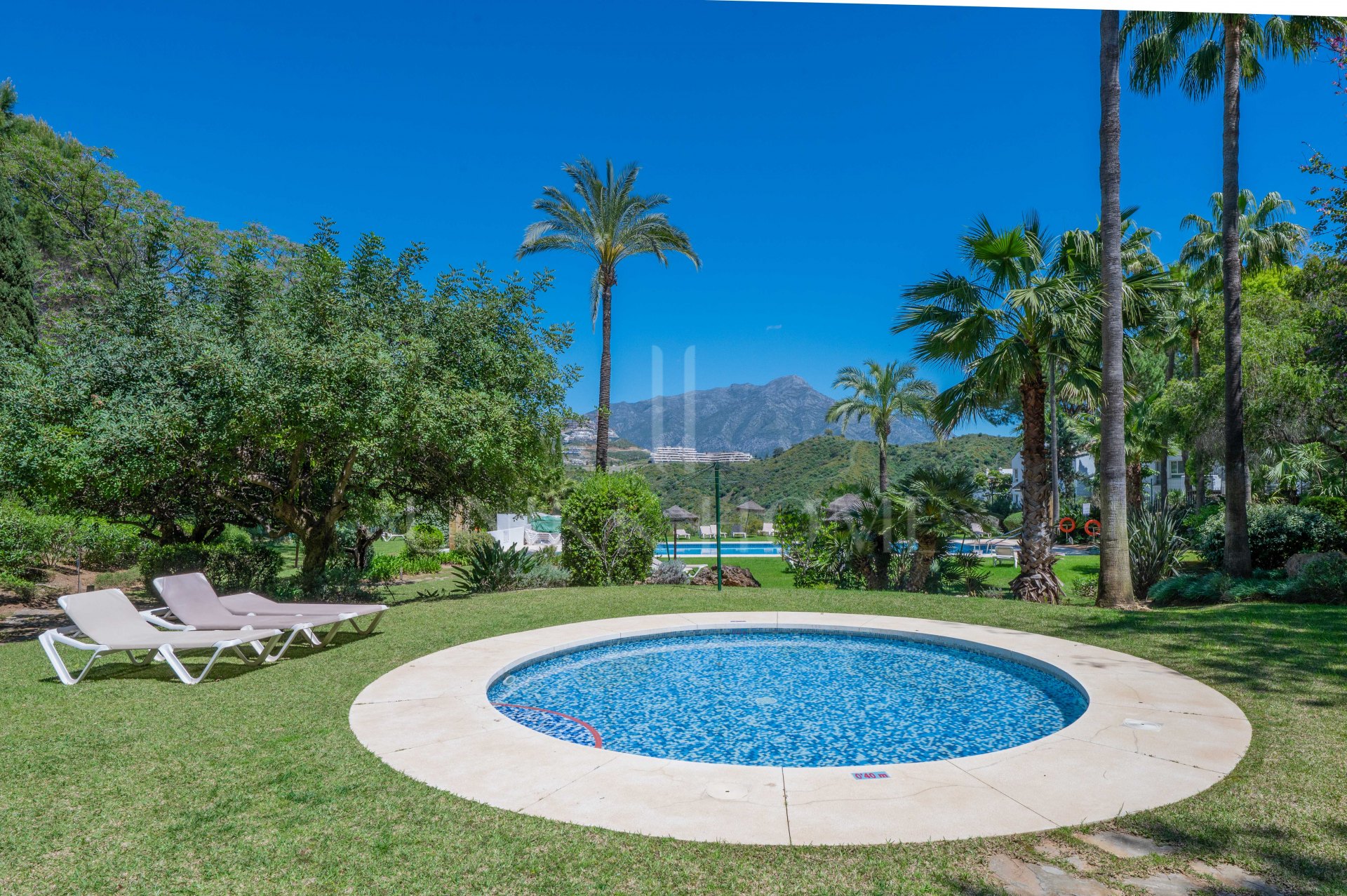 Luminoso y moderno apartamento de 3 dormitorios con vistas al mar y al golf en Altos de La Quinta