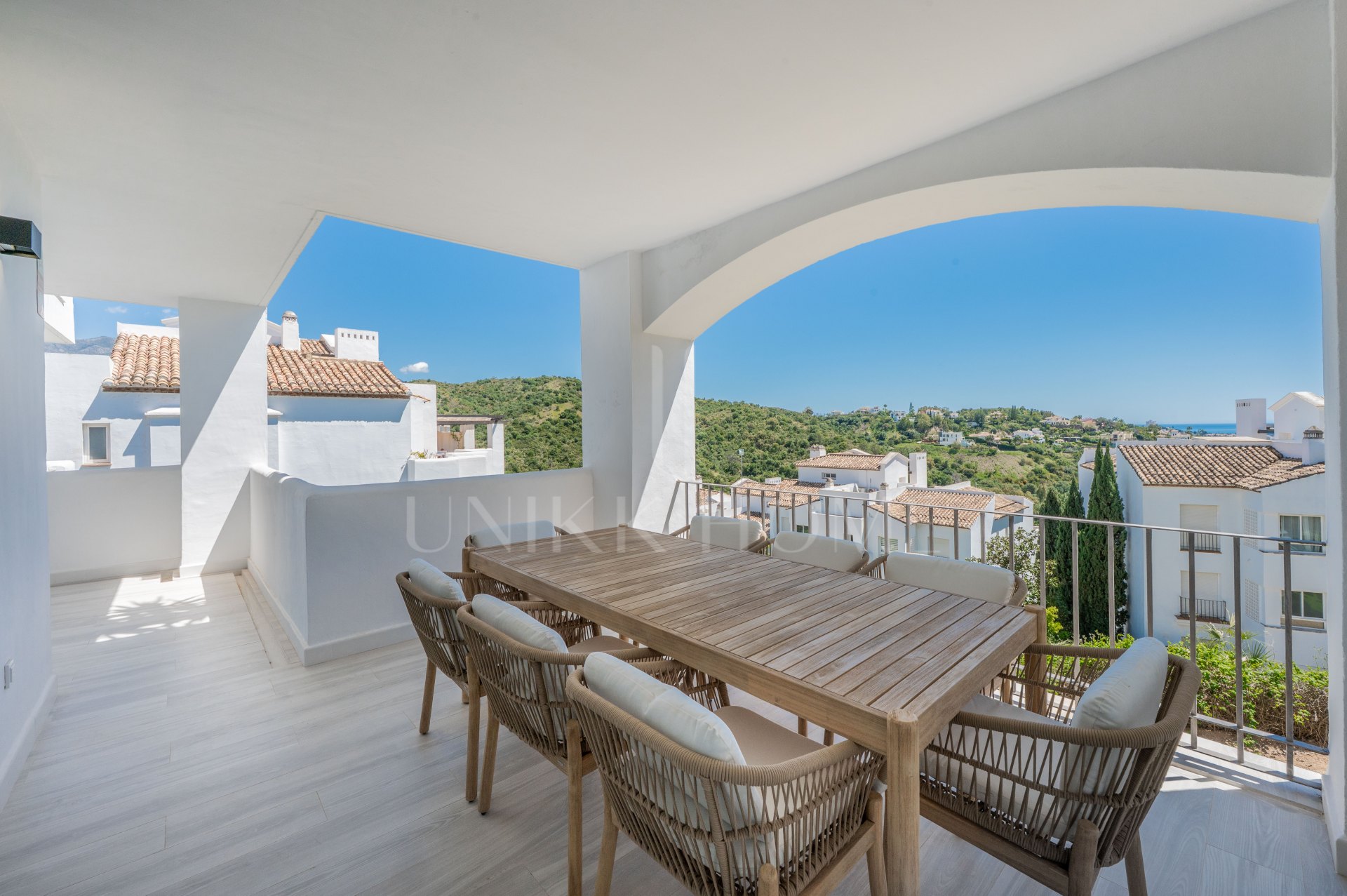 Luminoso y moderno apartamento de 3 dormitorios con vistas al mar y al golf en Altos de La Quinta