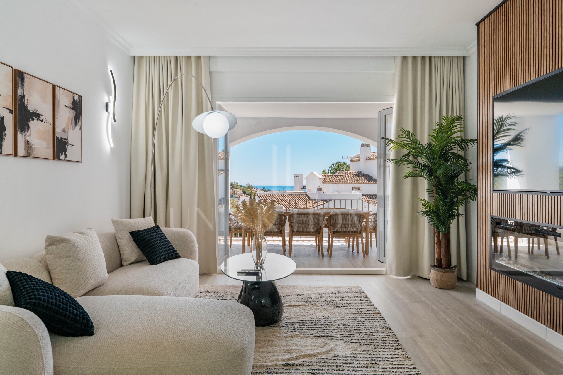 Luminoso y moderno apartamento de 3 dormitorios con vistas al mar y al golf en Altos de La Quinta