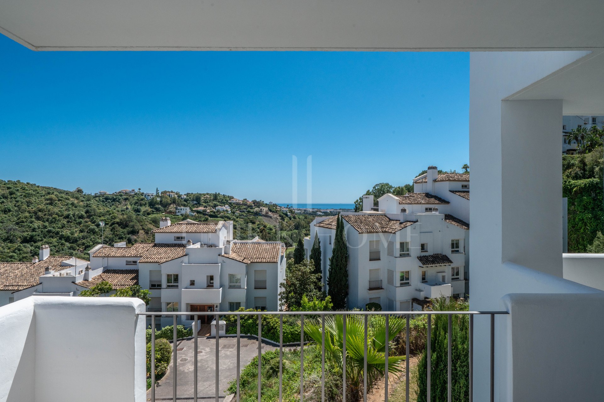 Luminoso y moderno apartamento de 3 dormitorios con vistas al mar y al golf en Altos de La Quinta
