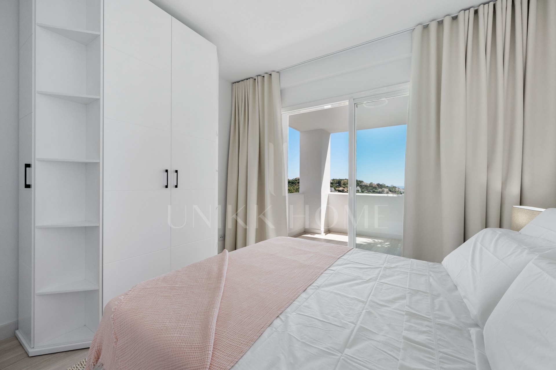 Luminoso y moderno apartamento de 3 dormitorios con vistas al mar y al golf en Altos de La Quinta