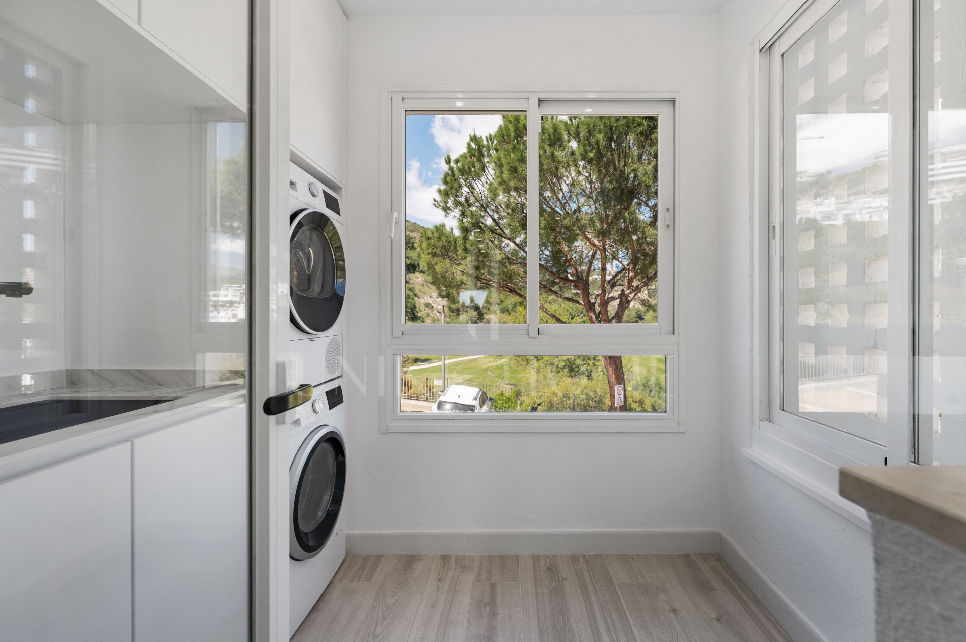 Luminoso y moderno apartamento de 3 dormitorios con vistas al mar y al golf en Altos de La Quinta