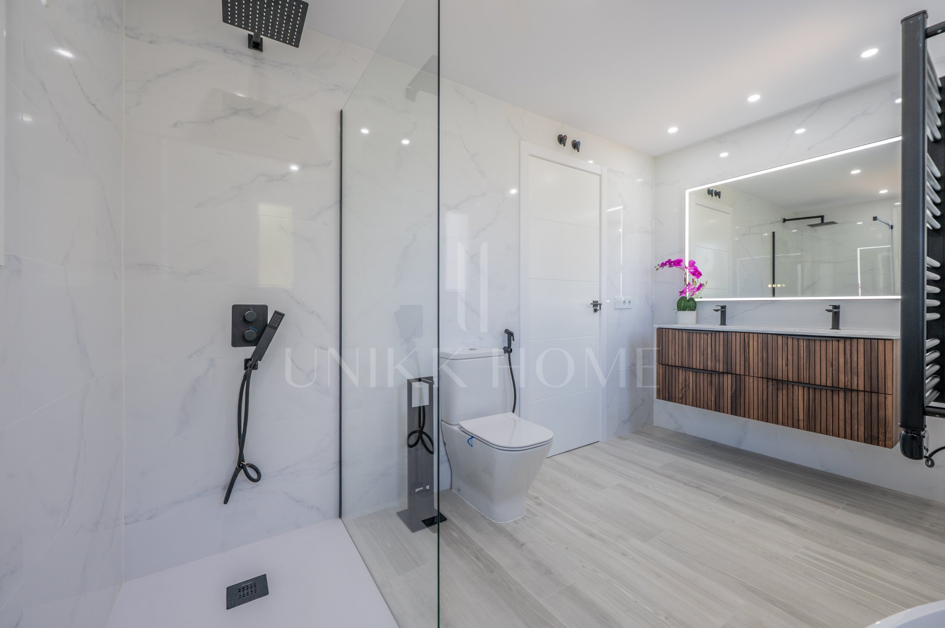 Luminoso y moderno apartamento de 3 dormitorios con vistas al mar y al golf en Altos de La Quinta