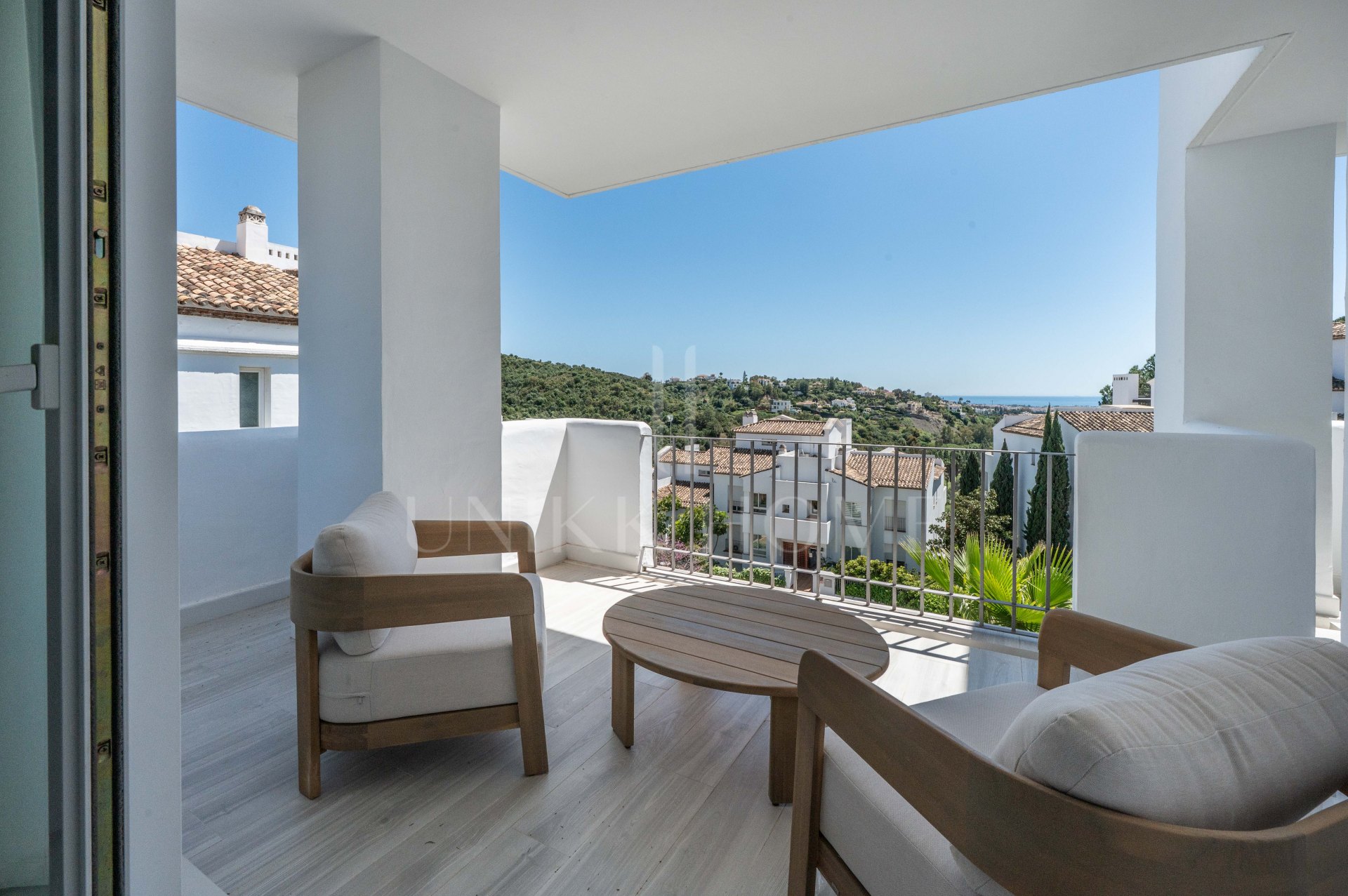 Luminoso y moderno apartamento de 3 dormitorios con vistas al mar y al golf en Altos de La Quinta
