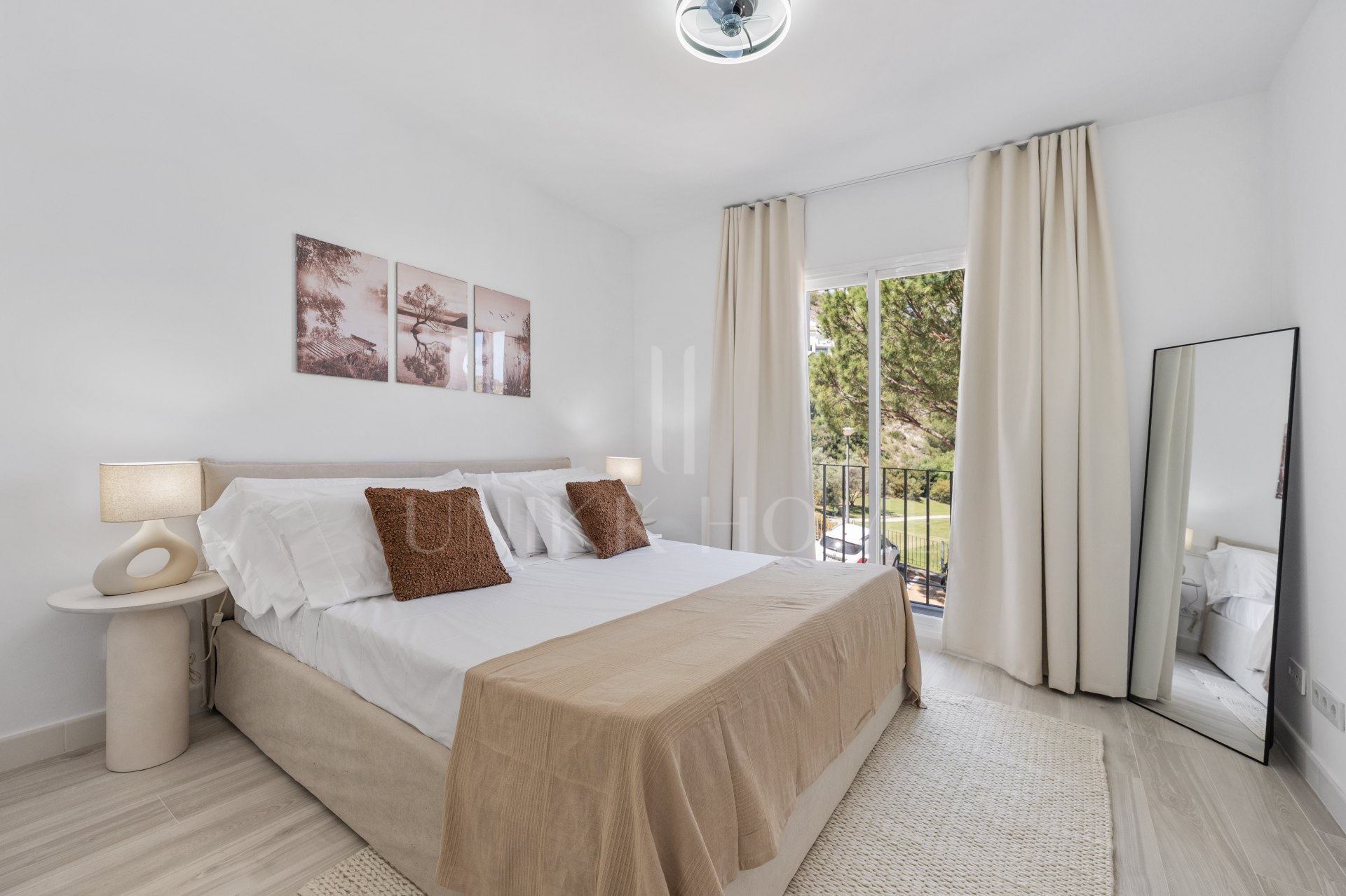 Luminoso y moderno apartamento de 3 dormitorios con vistas al mar y al golf en Altos de La Quinta