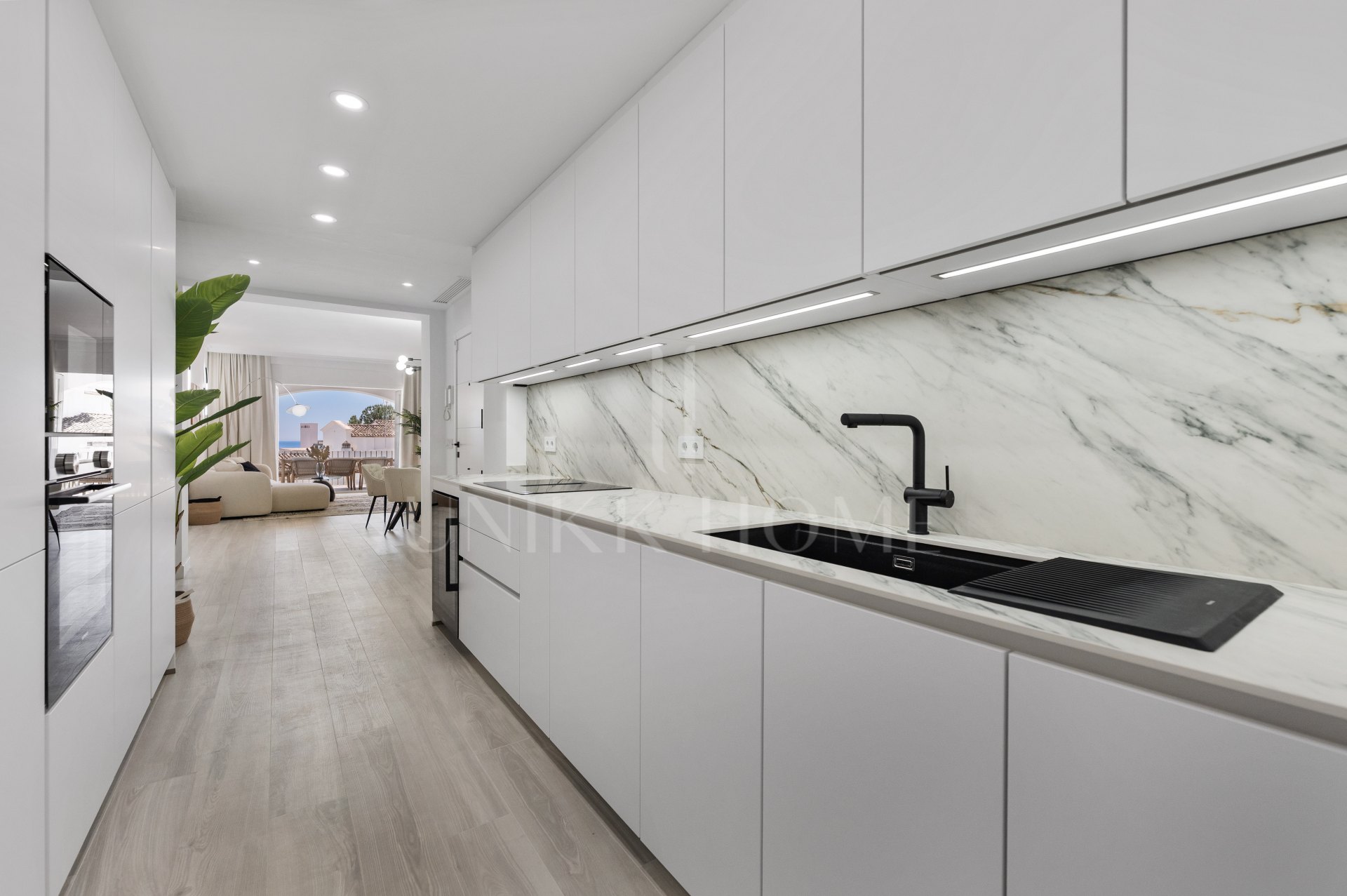 Luminoso y moderno apartamento de 3 dormitorios con vistas al mar y al golf en Altos de La Quinta