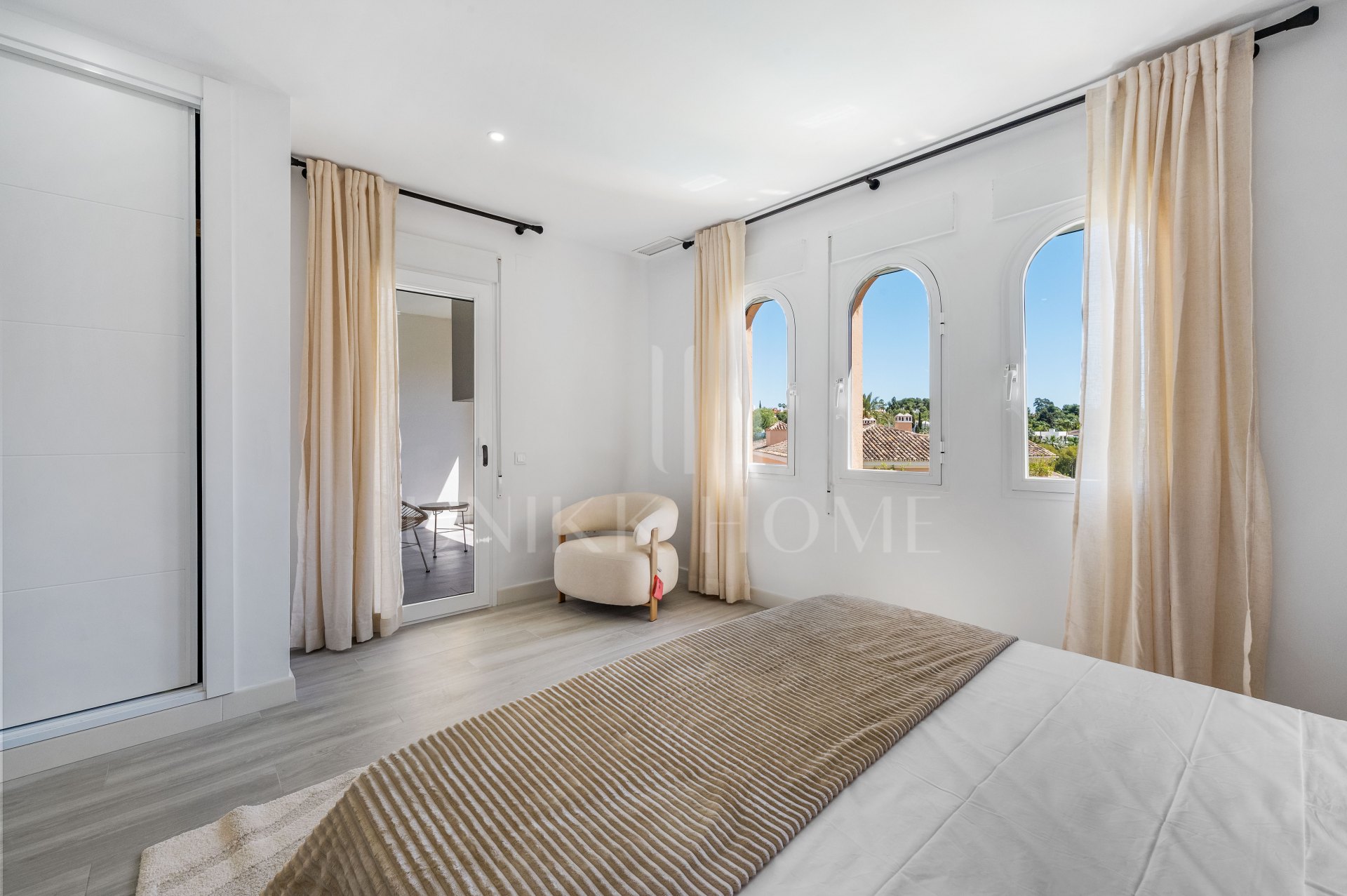 Walking distance to Puerto Banús modern 3-bedroom apartment with La Concha views