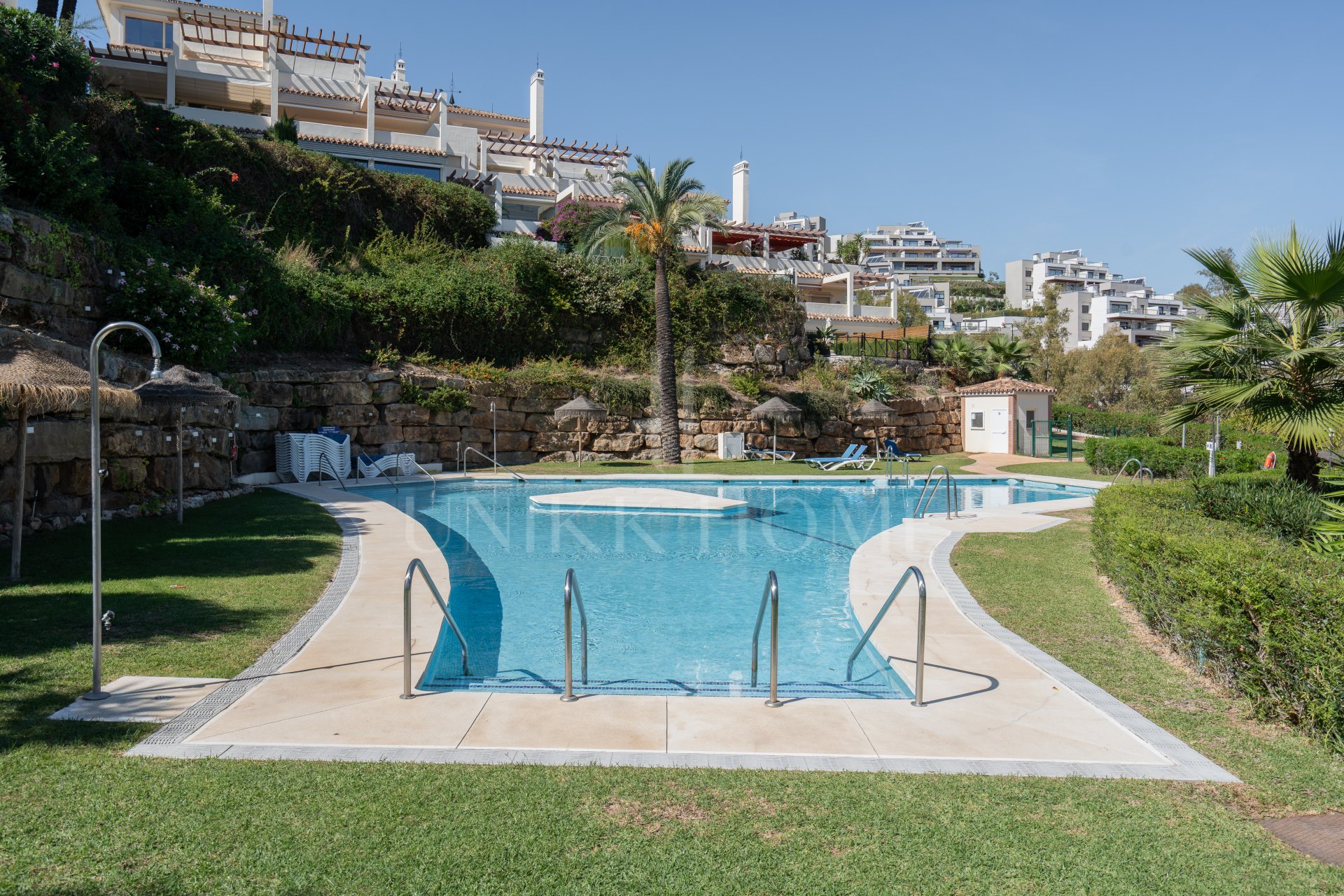 Palacetes 7 - Hermoso apartamento de tres dormitorios completamente renovado en La Cerquilla con vistas al mar.