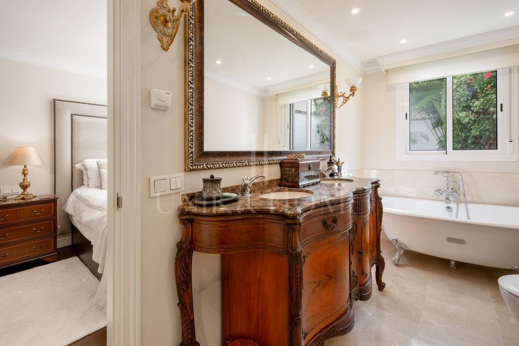 Casa Antigua — Four-Bedroom Townhouse with Rooftop Terrace in Marbella Old Town