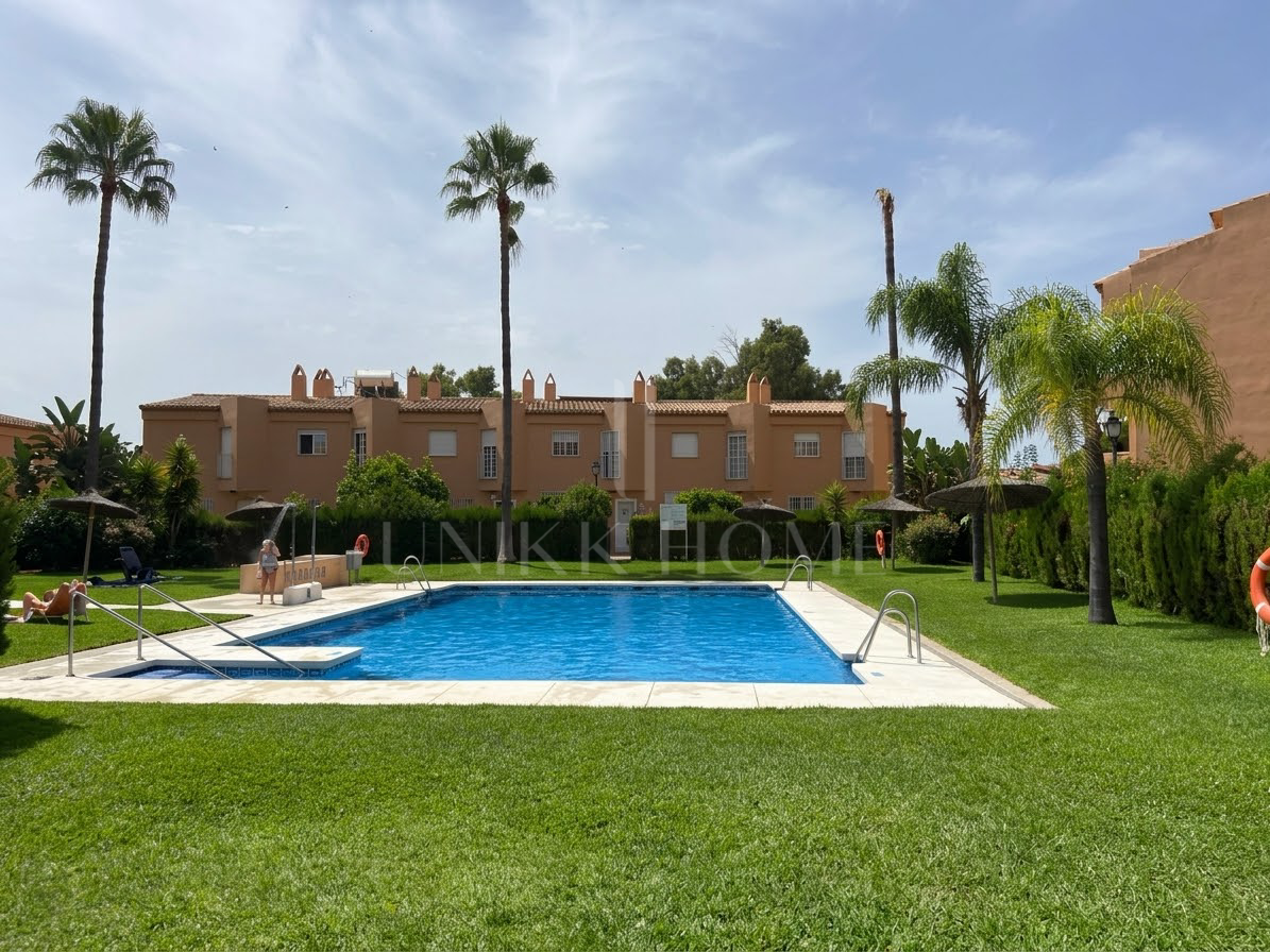ADOSADO FAMILIAR JUNTO A LA PLAYA EN ELVIRIA, MARBELLA ESTE