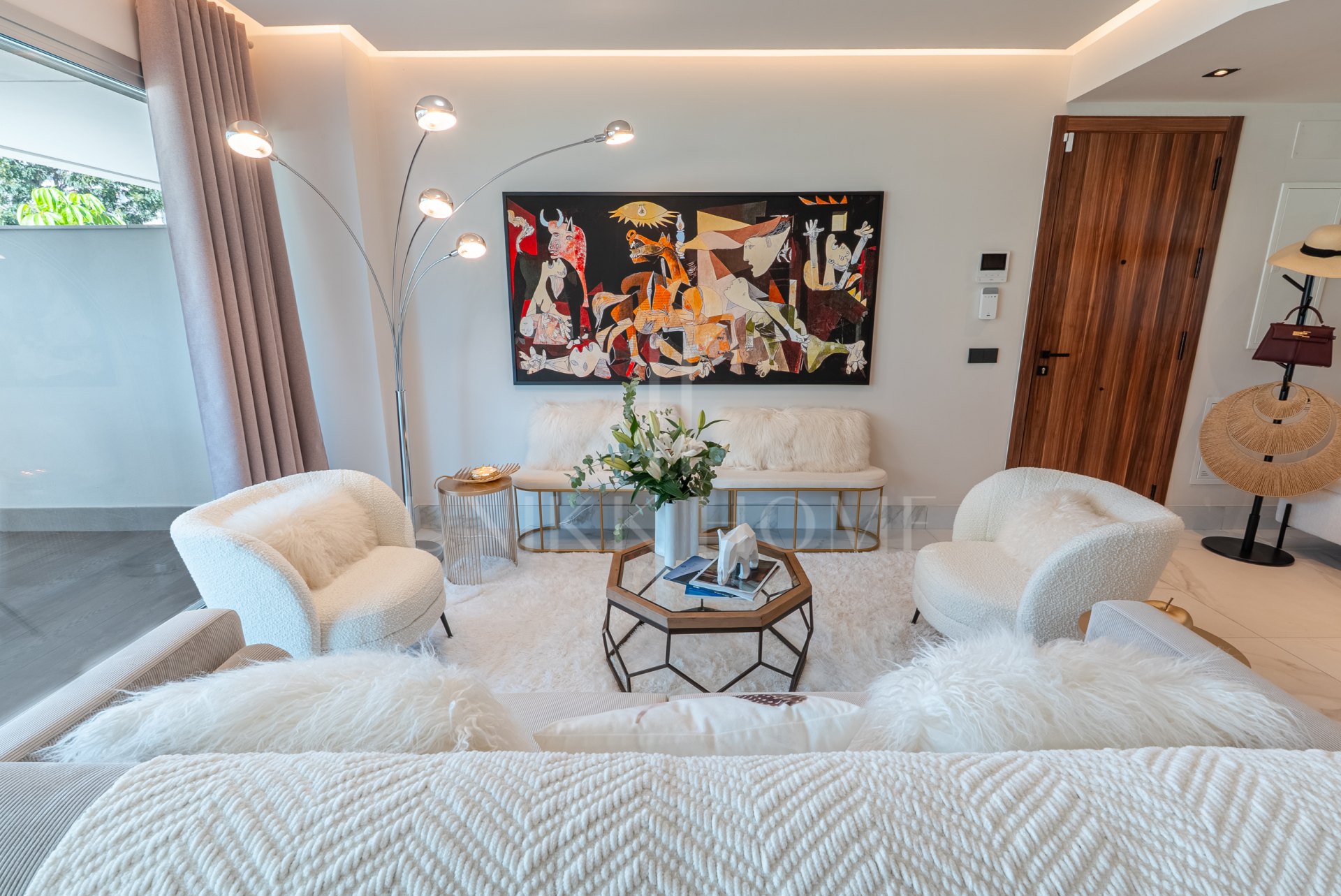 Moderno Apartamento en Planta Baja con Jardín Privado en San Pedro de Alcántara
