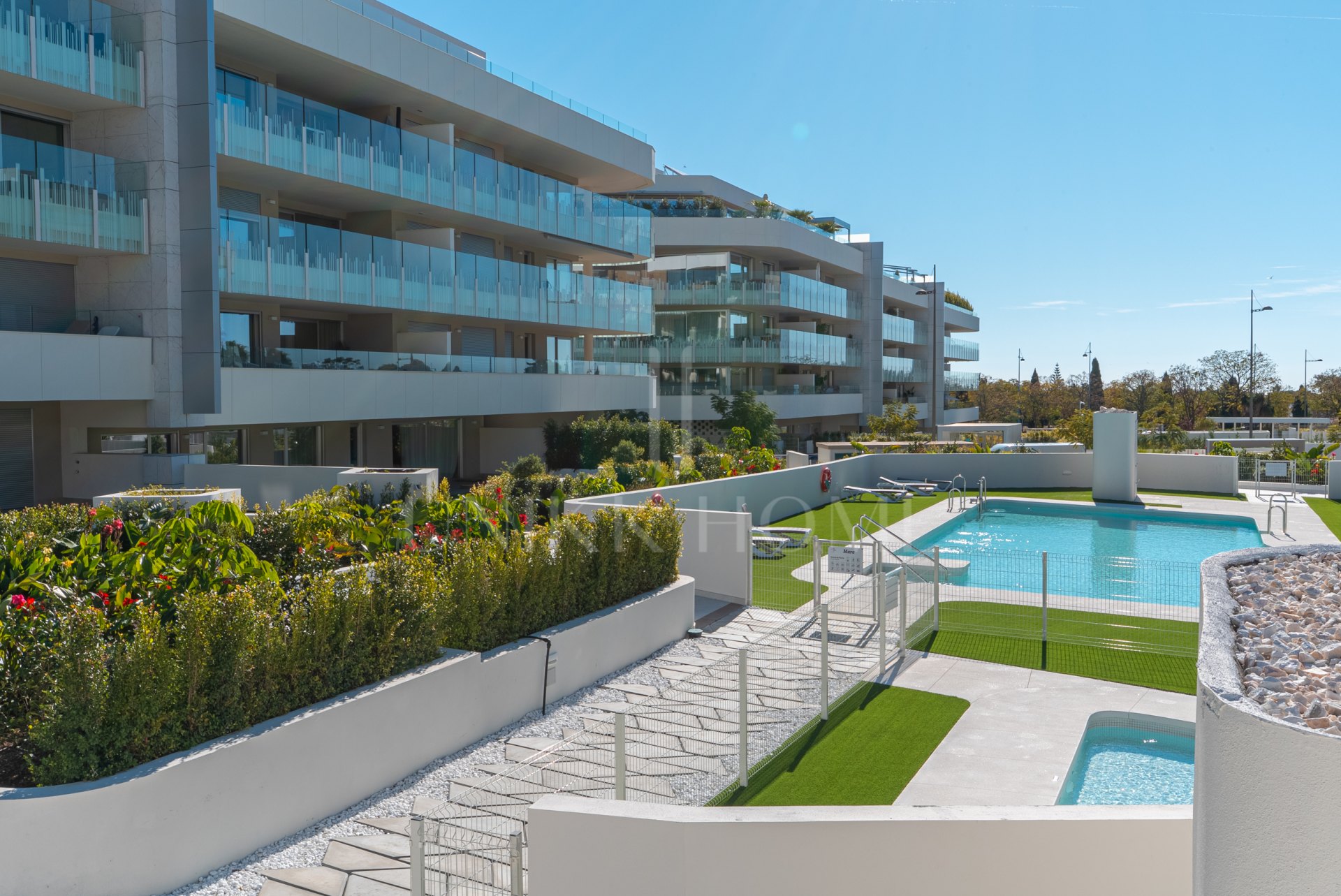 Moderno Apartamento en Planta Baja con Jardín Privado en San Pedro de Alcántara