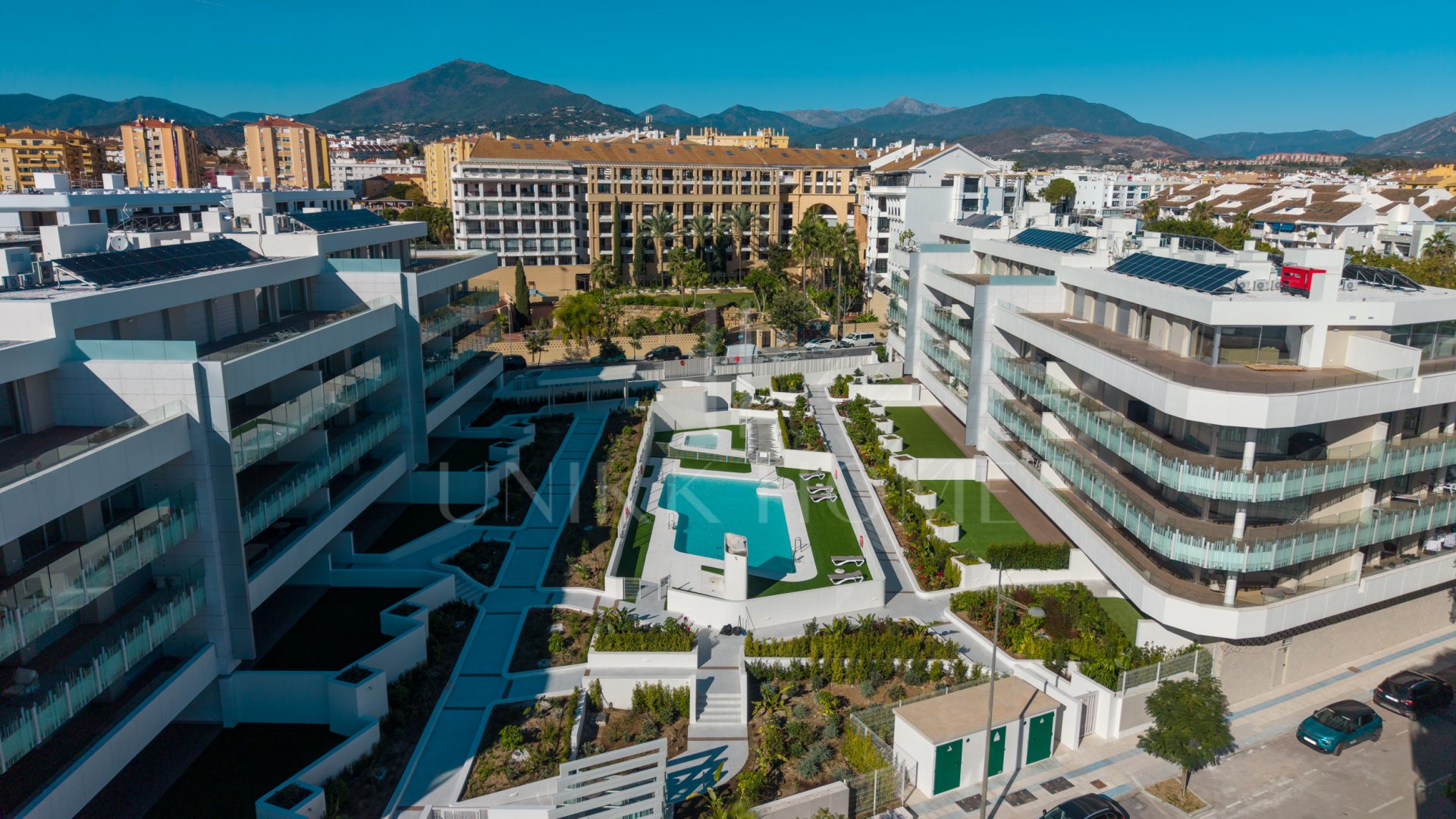 Moderno Apartamento en Planta Baja con Jardín Privado en San Pedro de Alcántara