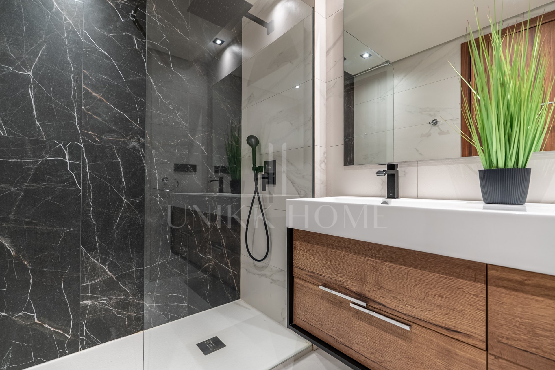 Moderno Apartamento en Planta Baja con Jardín Privado en San Pedro de Alcántara