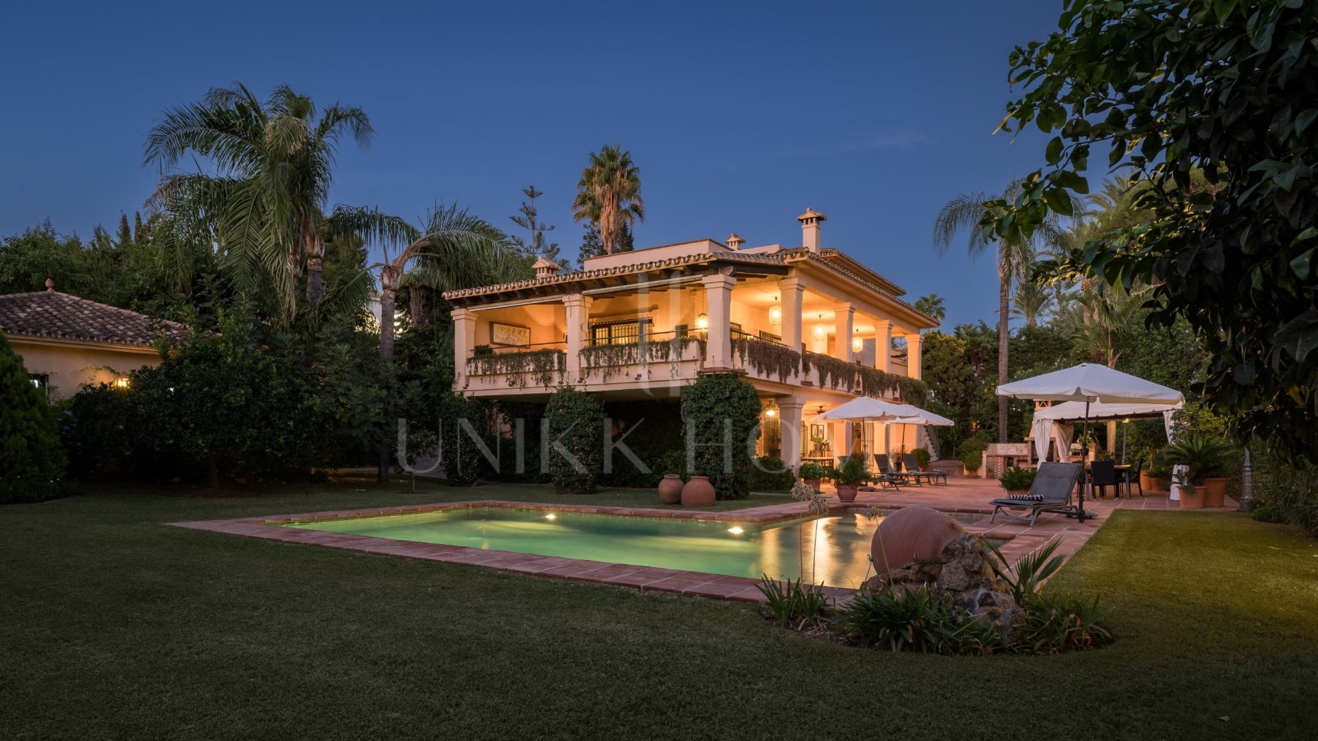 Prime Beachside Location in Los Monteros - Timeless Andalusian Charm