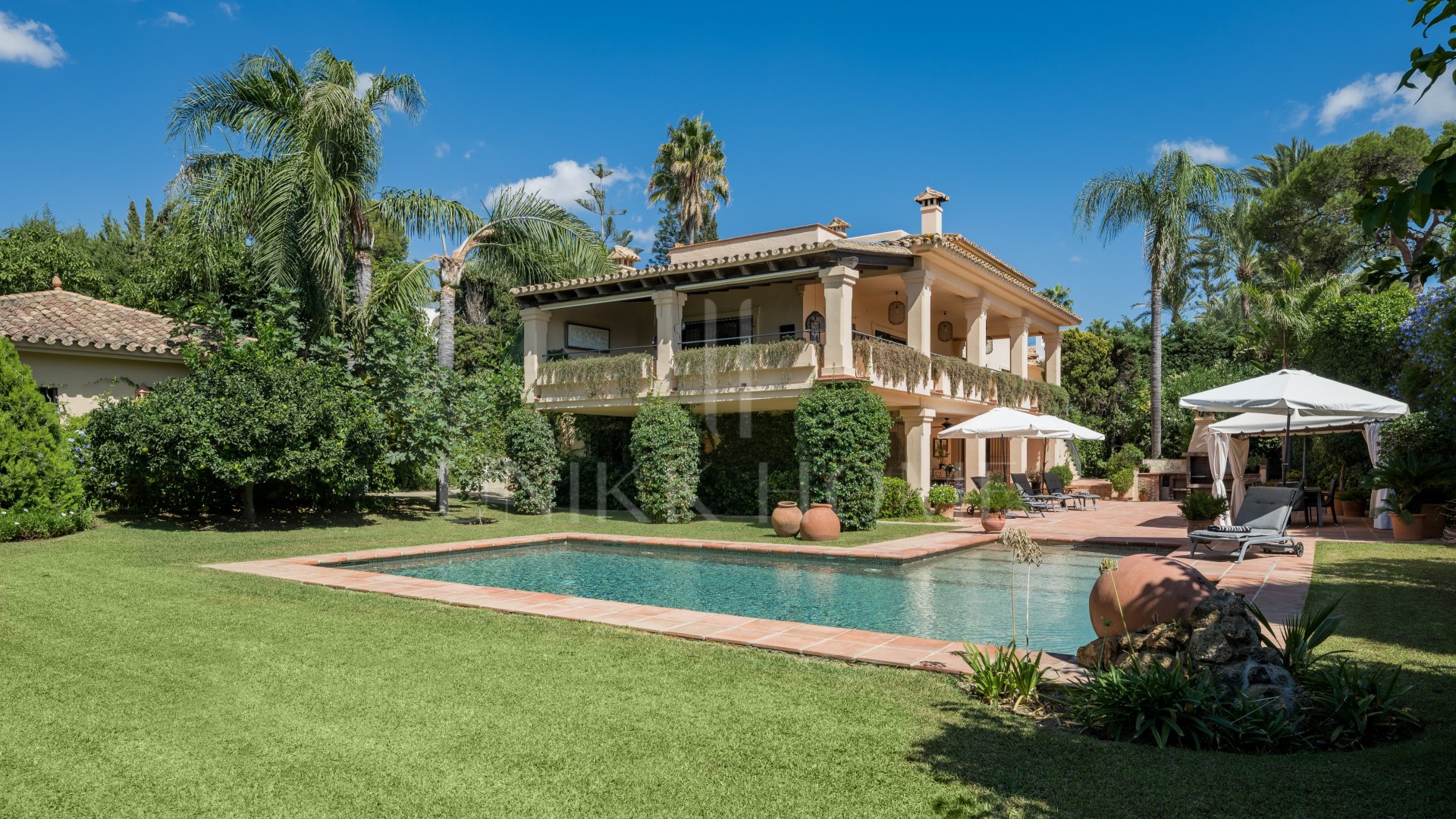 Prime Beachside Location in Los Monteros - Timeless Andalusian Charm