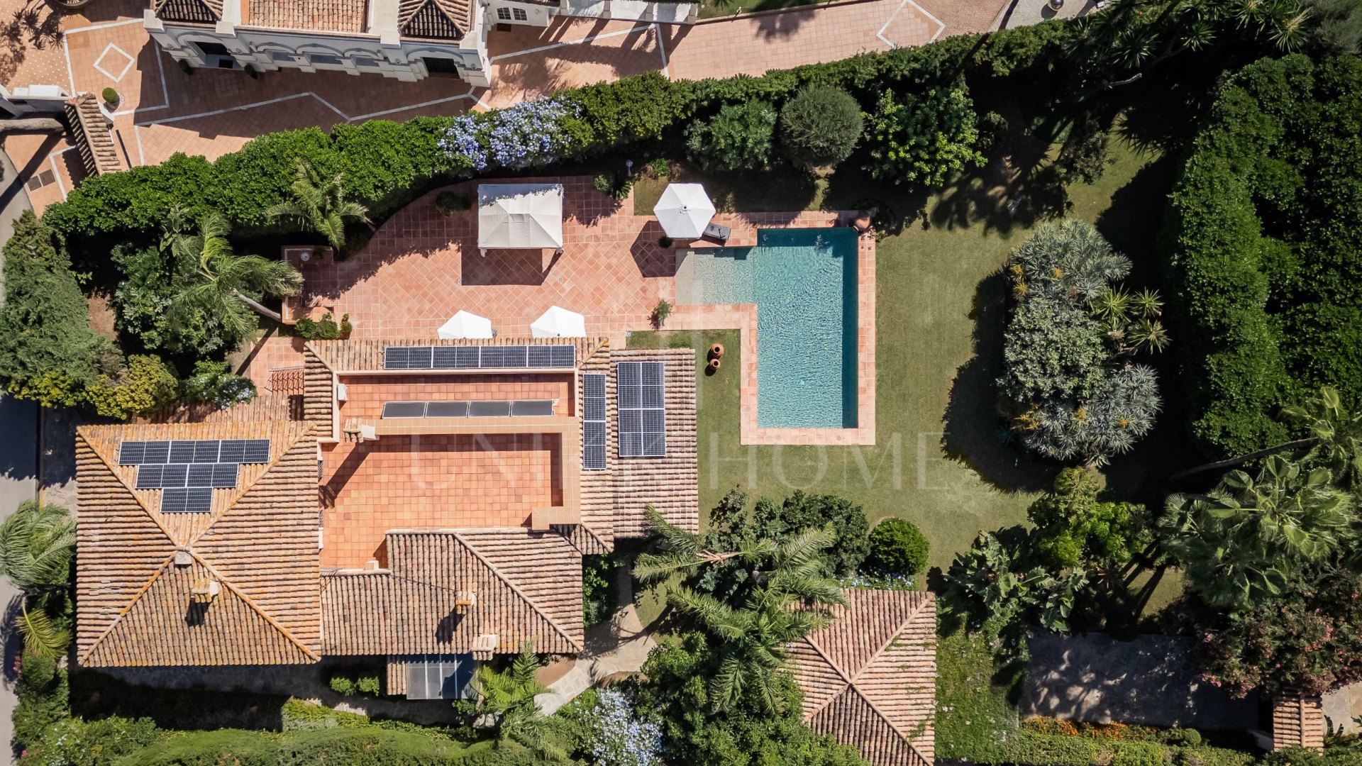 Prime Beachside Location in Los Monteros - Timeless Andalusian Charm