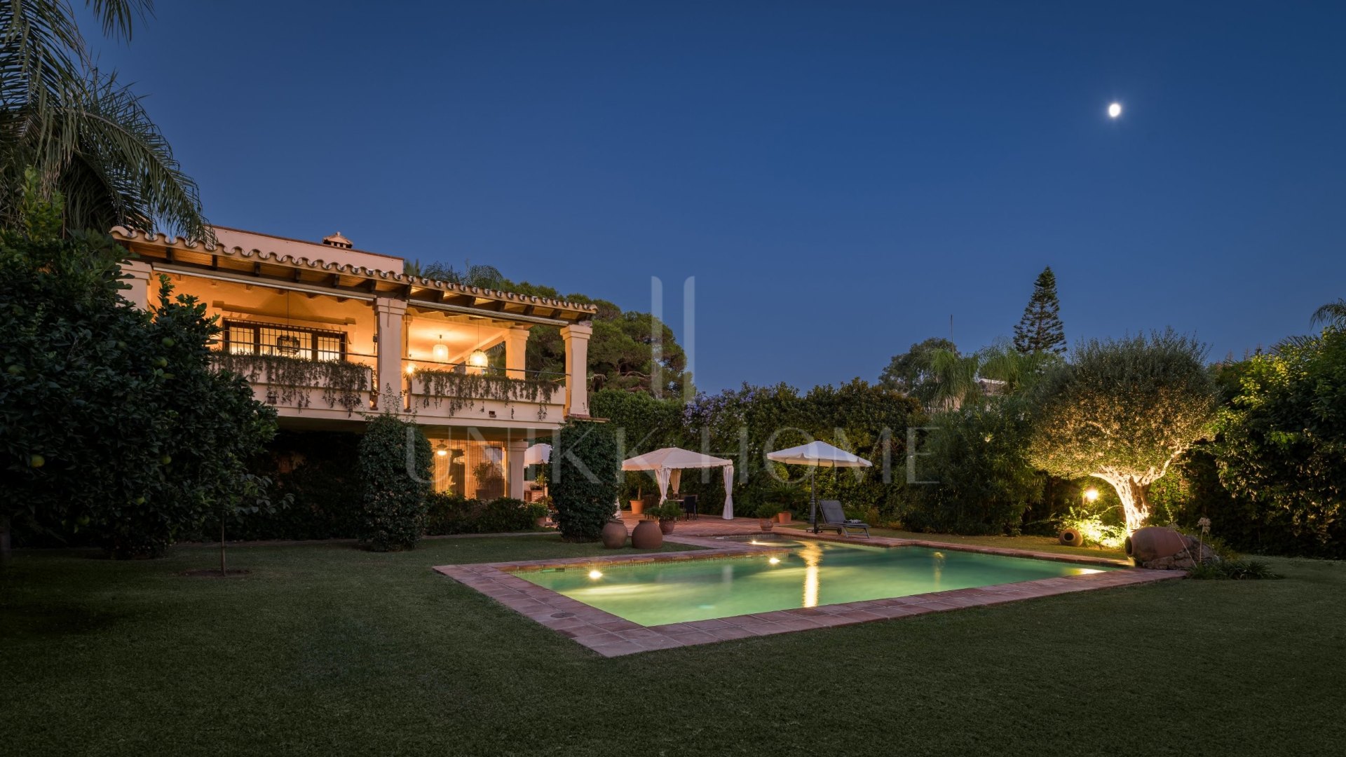 Prime Beachside Location in Los Monteros - Timeless Andalusian Charm