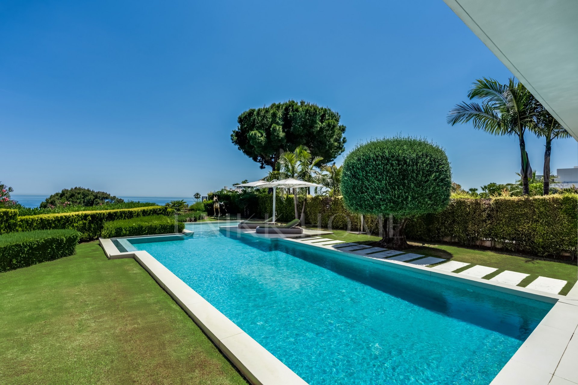 Obra maestra con vistas al mar mágico en la prestigiosa Milla de Oro de Marbella