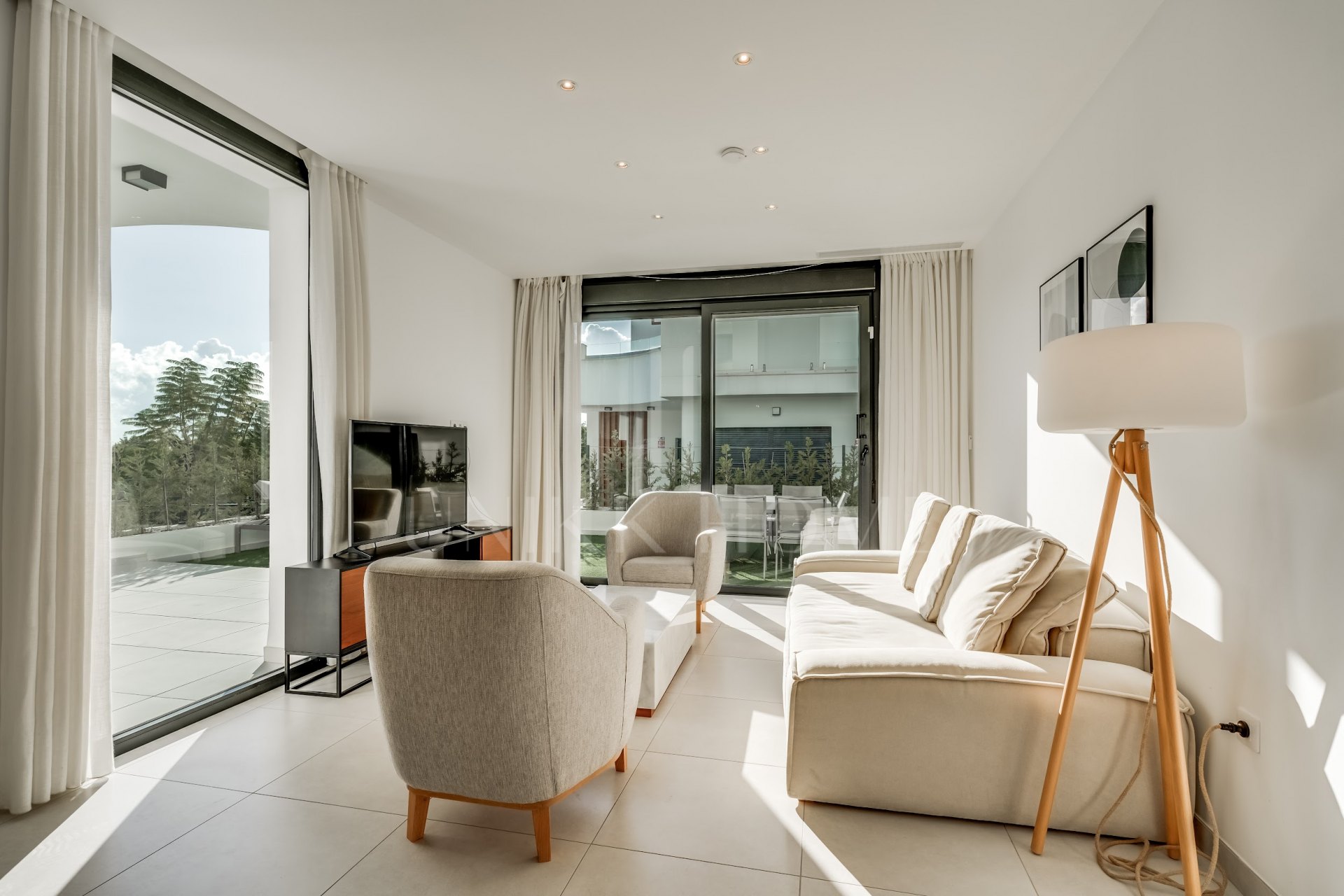 Moderno y espacioso adosado con vistas impresionantes ubicado en la Nueva Milla de Oro.