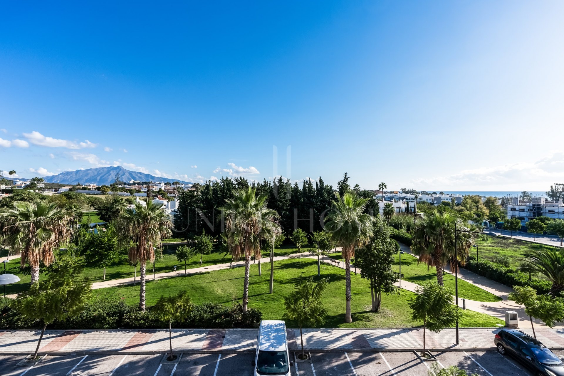 Moderno y espacioso adosado con vistas impresionantes ubicado en la Nueva Milla de Oro.