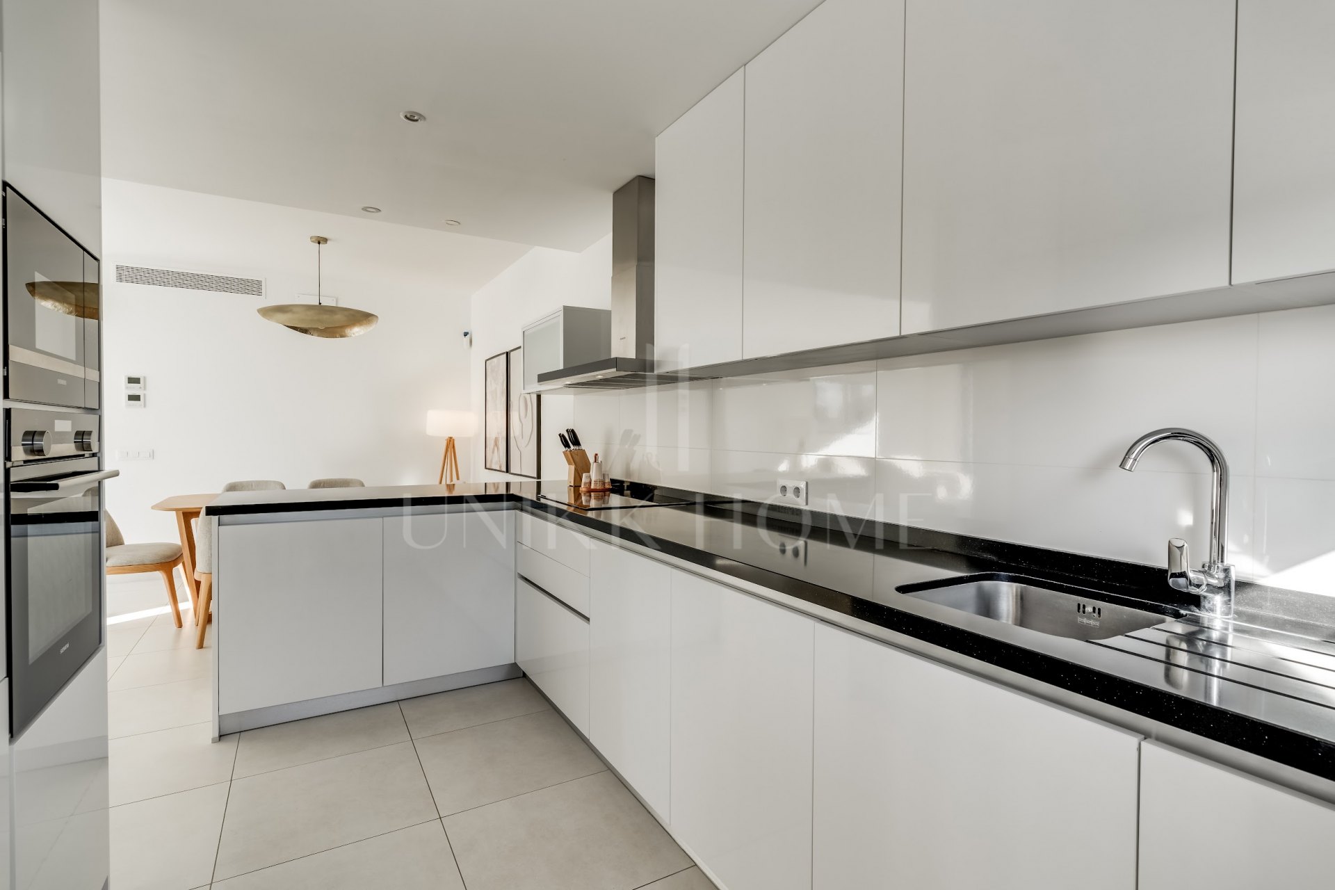 Moderno y espacioso adosado con vistas impresionantes ubicado en la Nueva Milla de Oro.