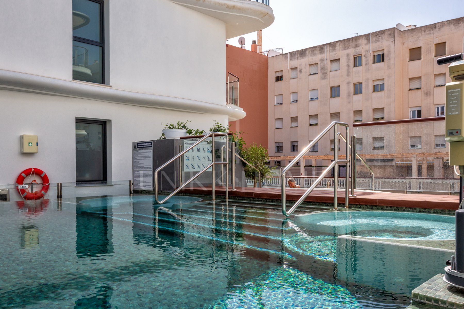 Luxury Estepona duplex ático con solarium en la azotea, licencia de alquiler y vistas al mar.