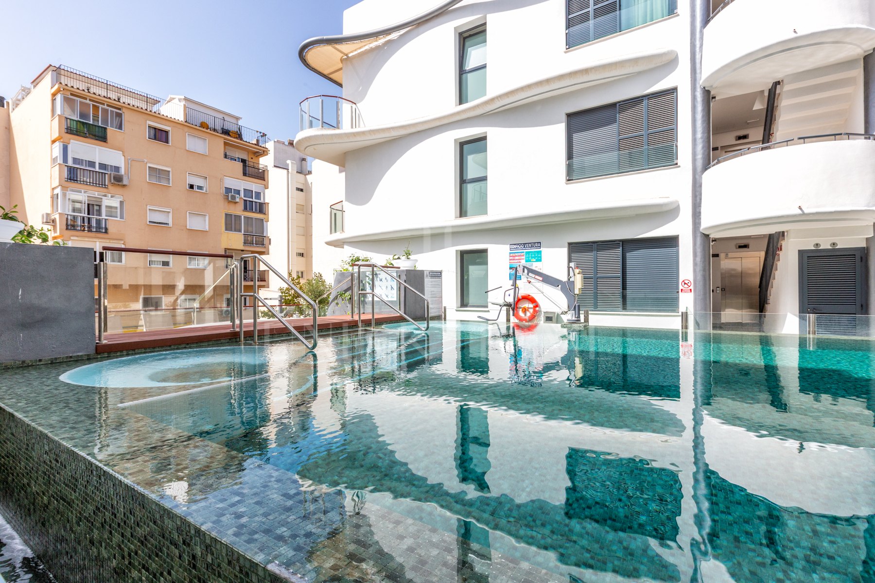 Luxury Estepona duplex ático con solarium en la azotea, licencia de alquiler y vistas al mar.