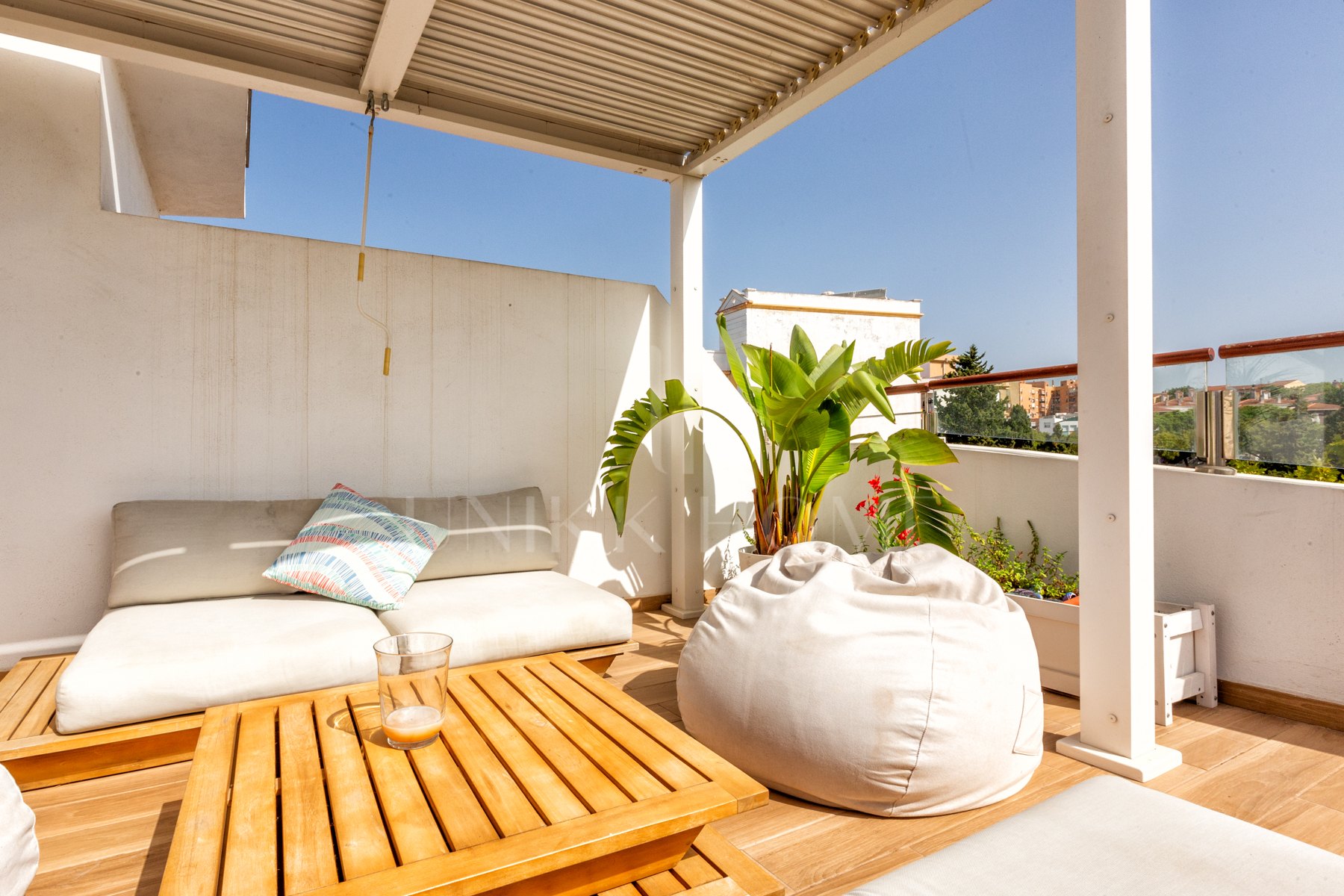 Luxury Estepona duplex ático con solarium en la azotea, licencia de alquiler y vistas al mar.