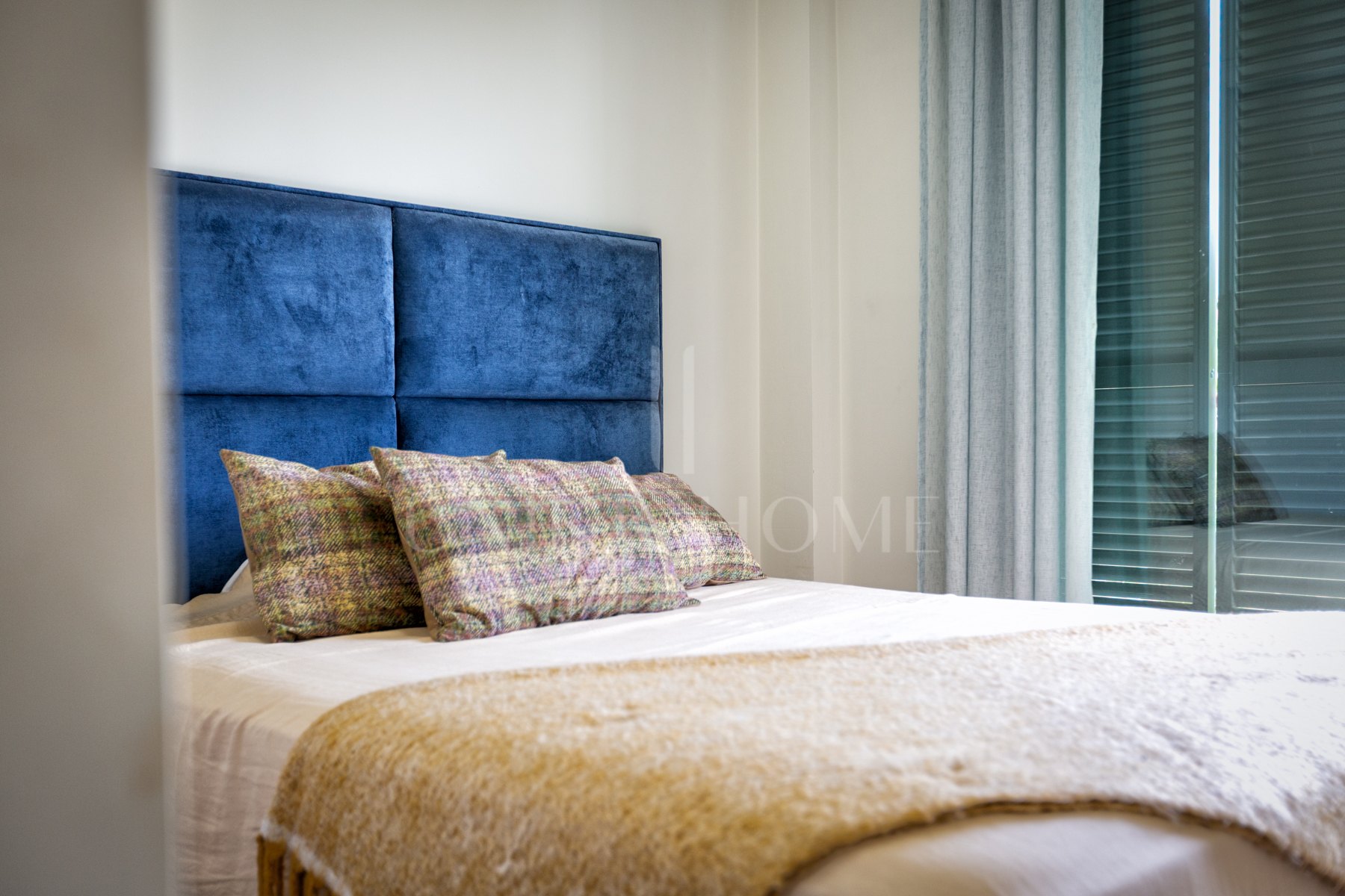 Luxury Estepona duplex ático con solarium en la azotea, licencia de alquiler y vistas al mar.
