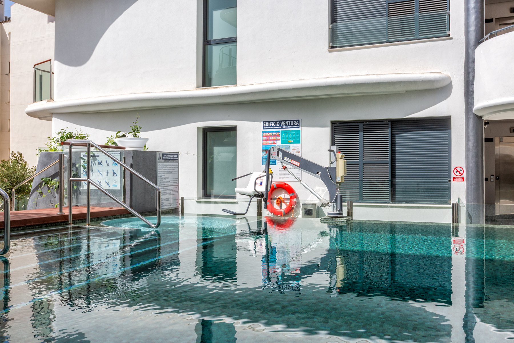 Luxury Estepona duplex ático con solarium en la azotea, licencia de alquiler y vistas al mar.