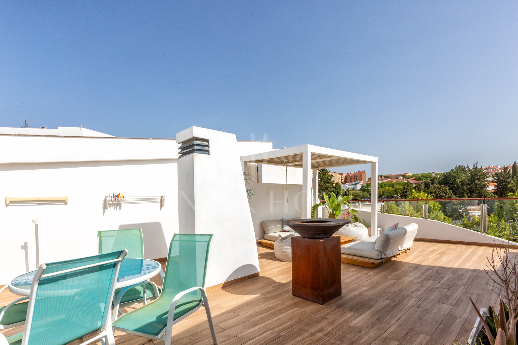 Luxury Estepona duplex ático con solarium en la azotea, licencia de alquiler y vistas al mar.