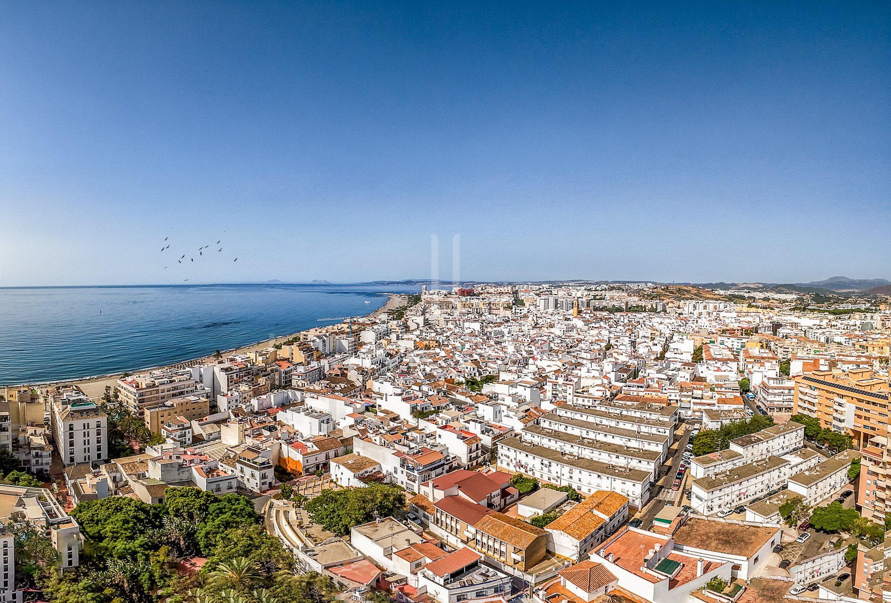 Luxury Estepona duplex ático con solarium en la azotea, licencia de alquiler y vistas al mar.