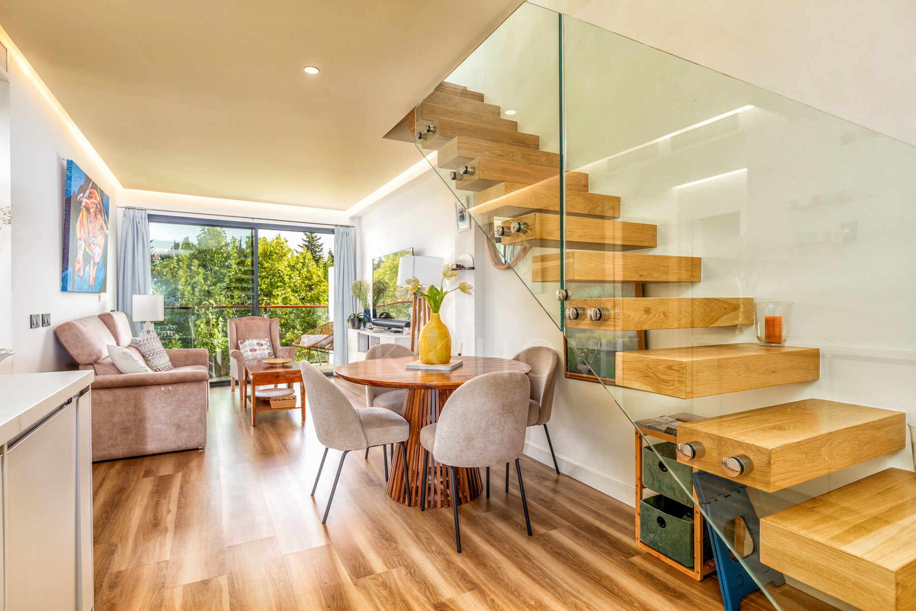 Luxury Estepona duplex ático con solarium en la azotea, licencia de alquiler y vistas al mar.