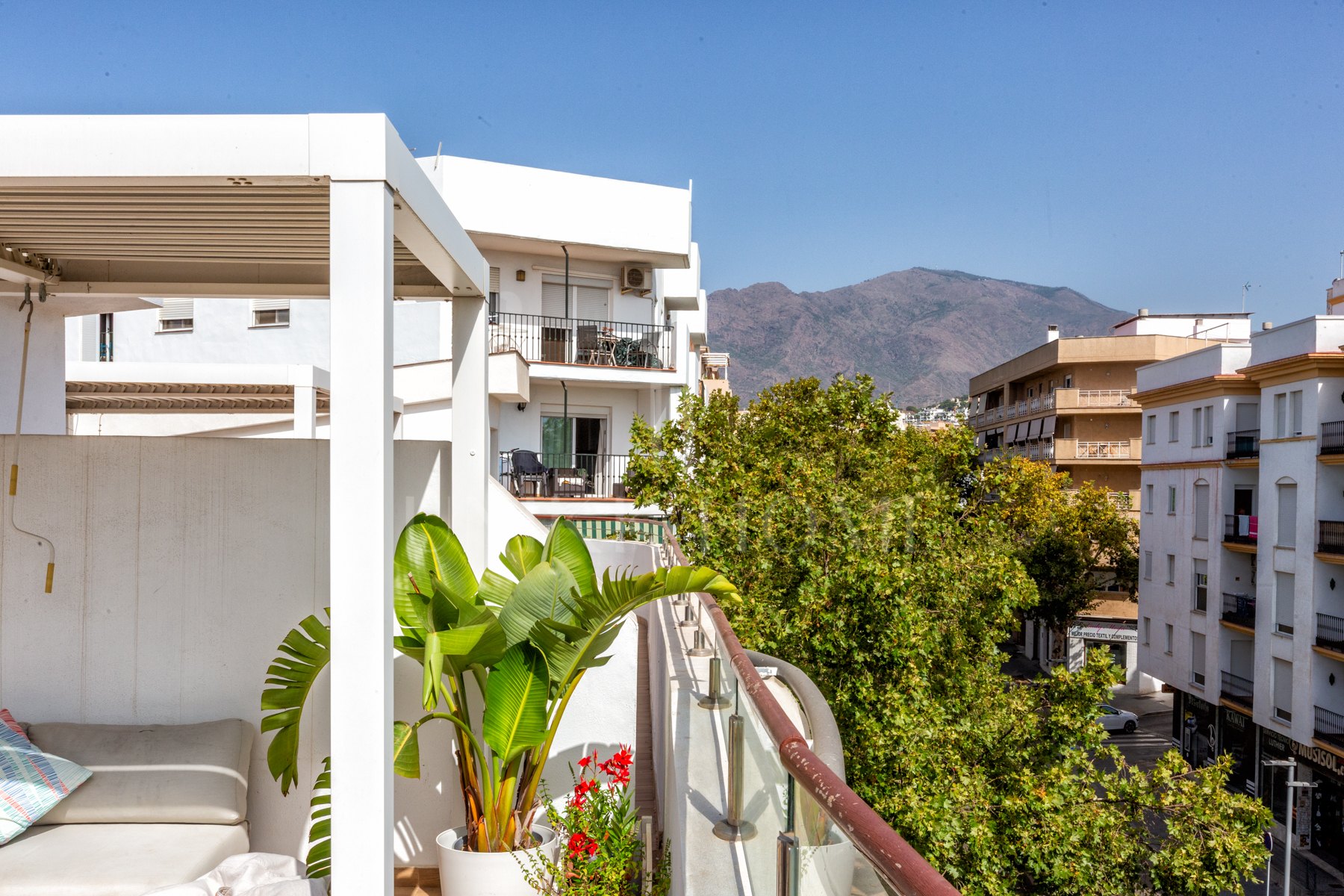 Luxury Estepona duplex ático con solarium en la azotea, licencia de alquiler y vistas al mar.