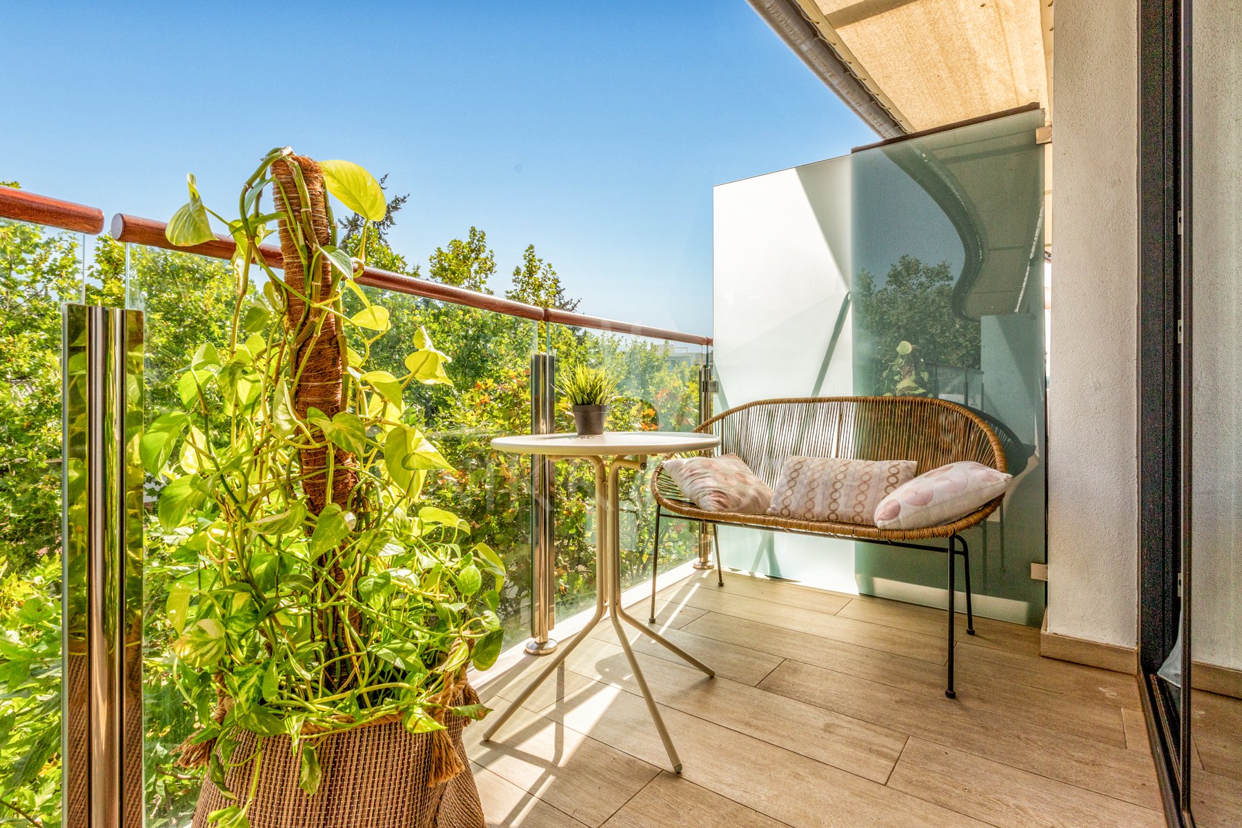 Luxury Estepona duplex ático con solarium en la azotea, licencia de alquiler y vistas al mar.