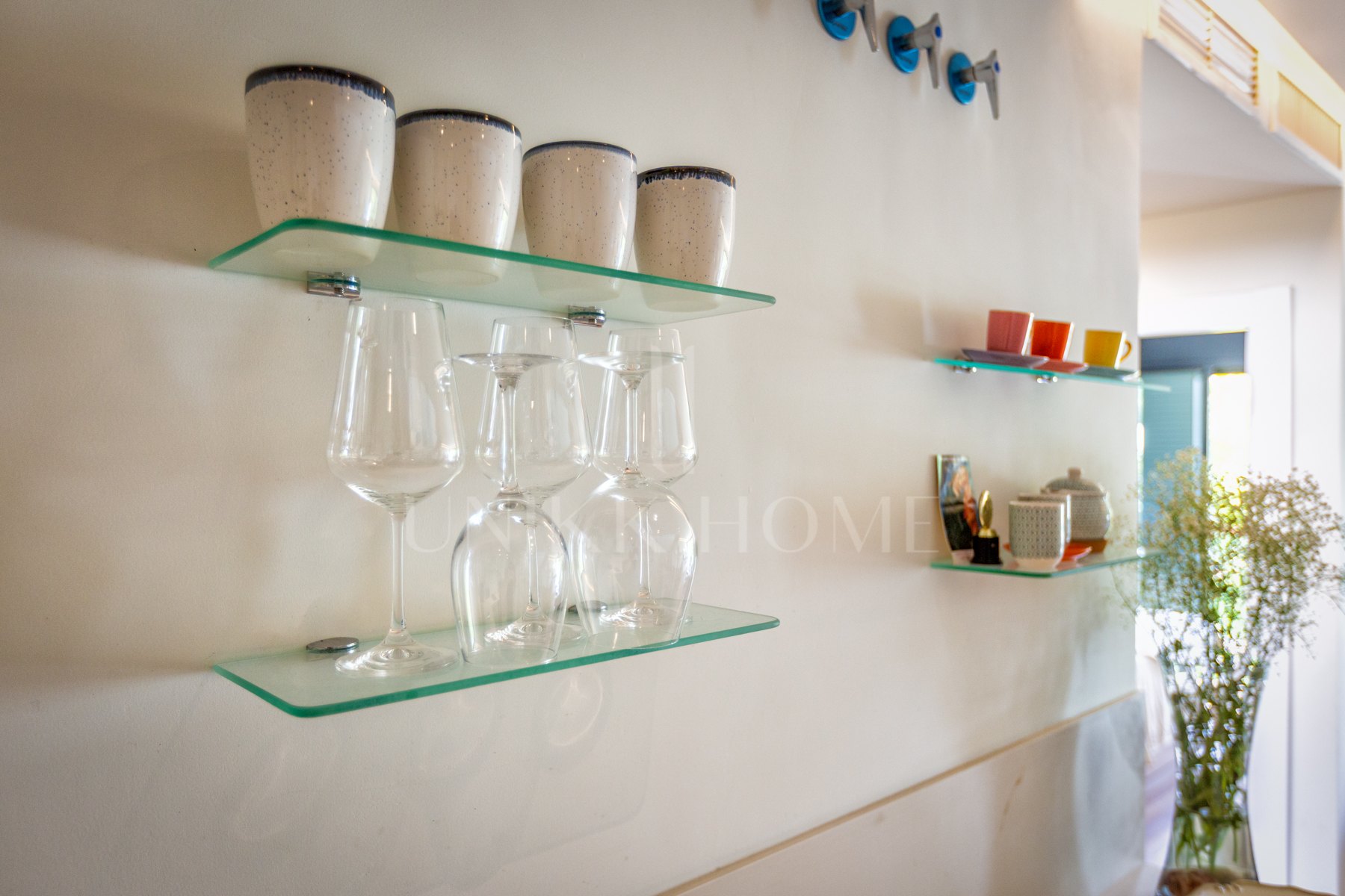 Luxury Estepona duplex ático con solarium en la azotea, licencia de alquiler y vistas al mar.