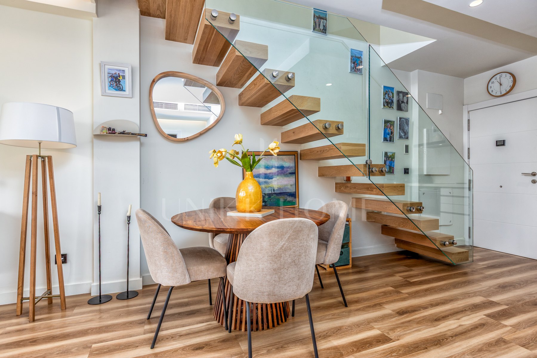 Luxury Estepona duplex ático con solarium en la azotea, licencia de alquiler y vistas al mar.
