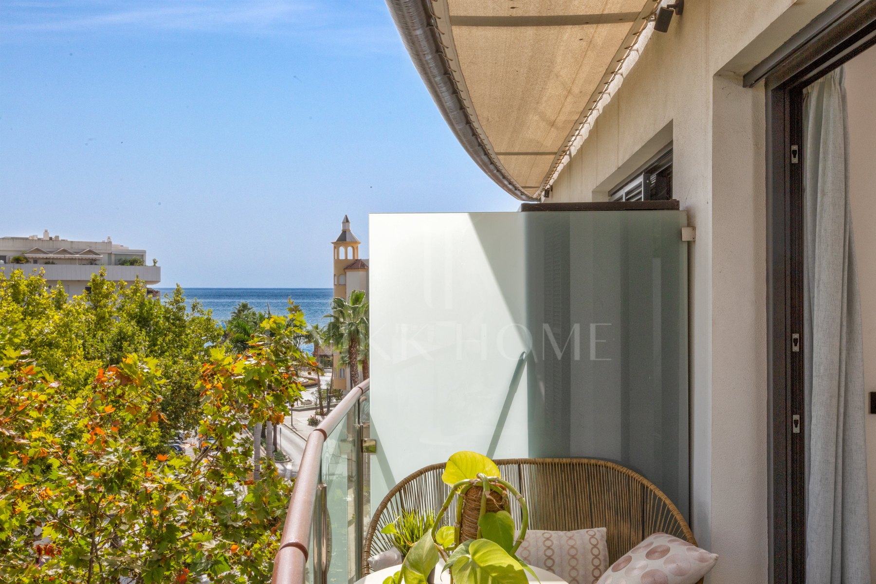 Luxury Estepona duplex ático con solarium en la azotea, licencia de alquiler y vistas al mar.