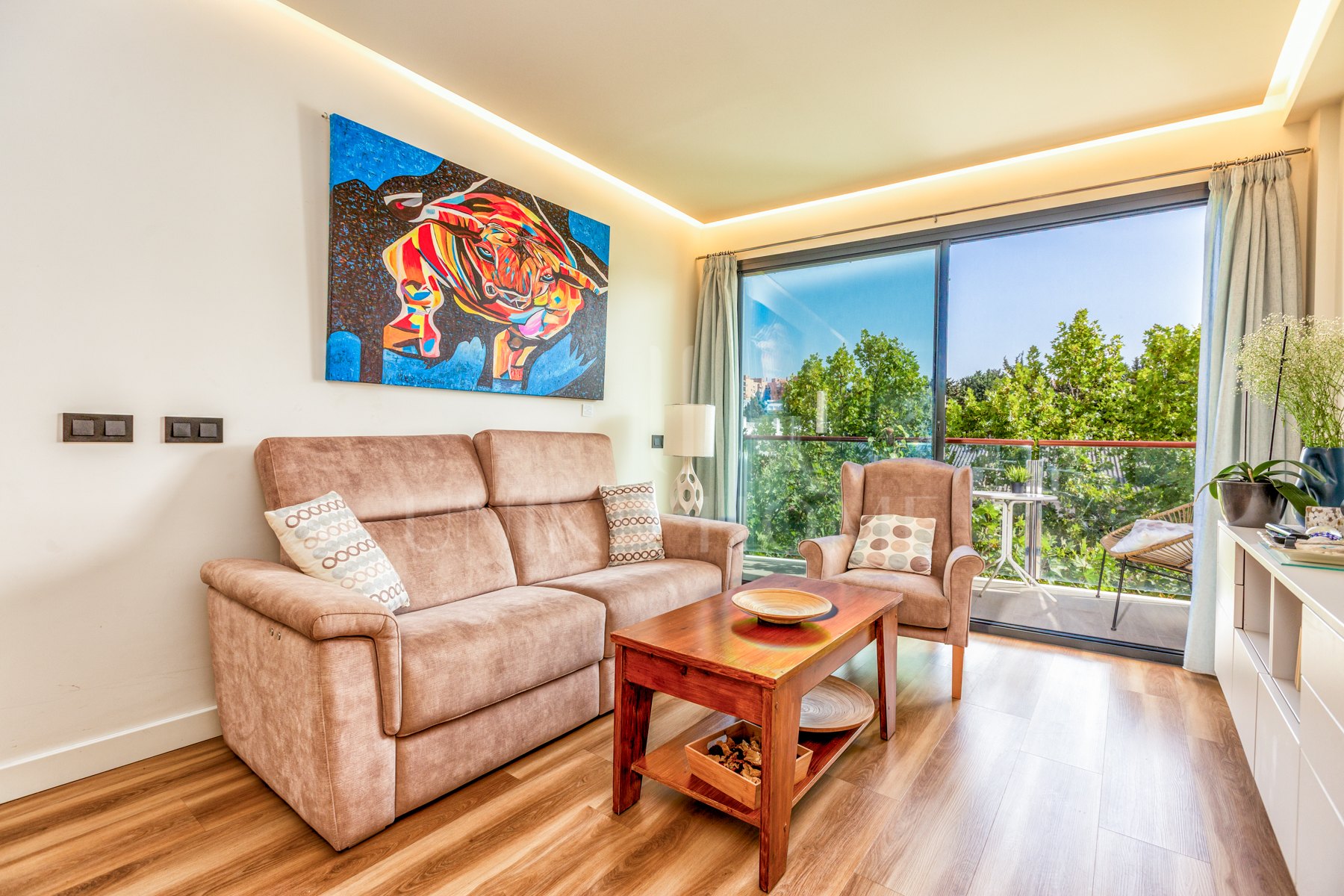 Luxury Estepona duplex ático con solarium en la azotea, licencia de alquiler y vistas al mar.