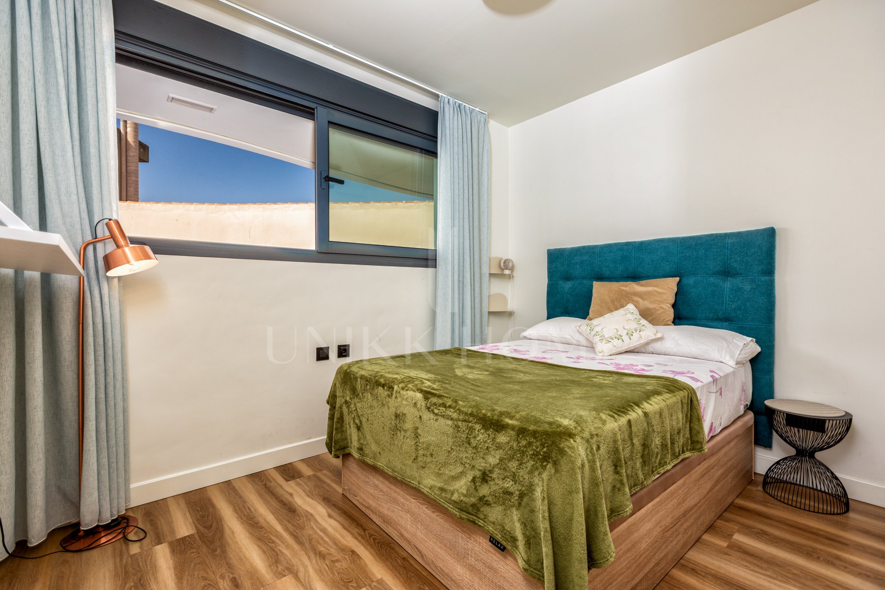 Luxury Estepona duplex ático con solarium en la azotea, licencia de alquiler y vistas al mar.